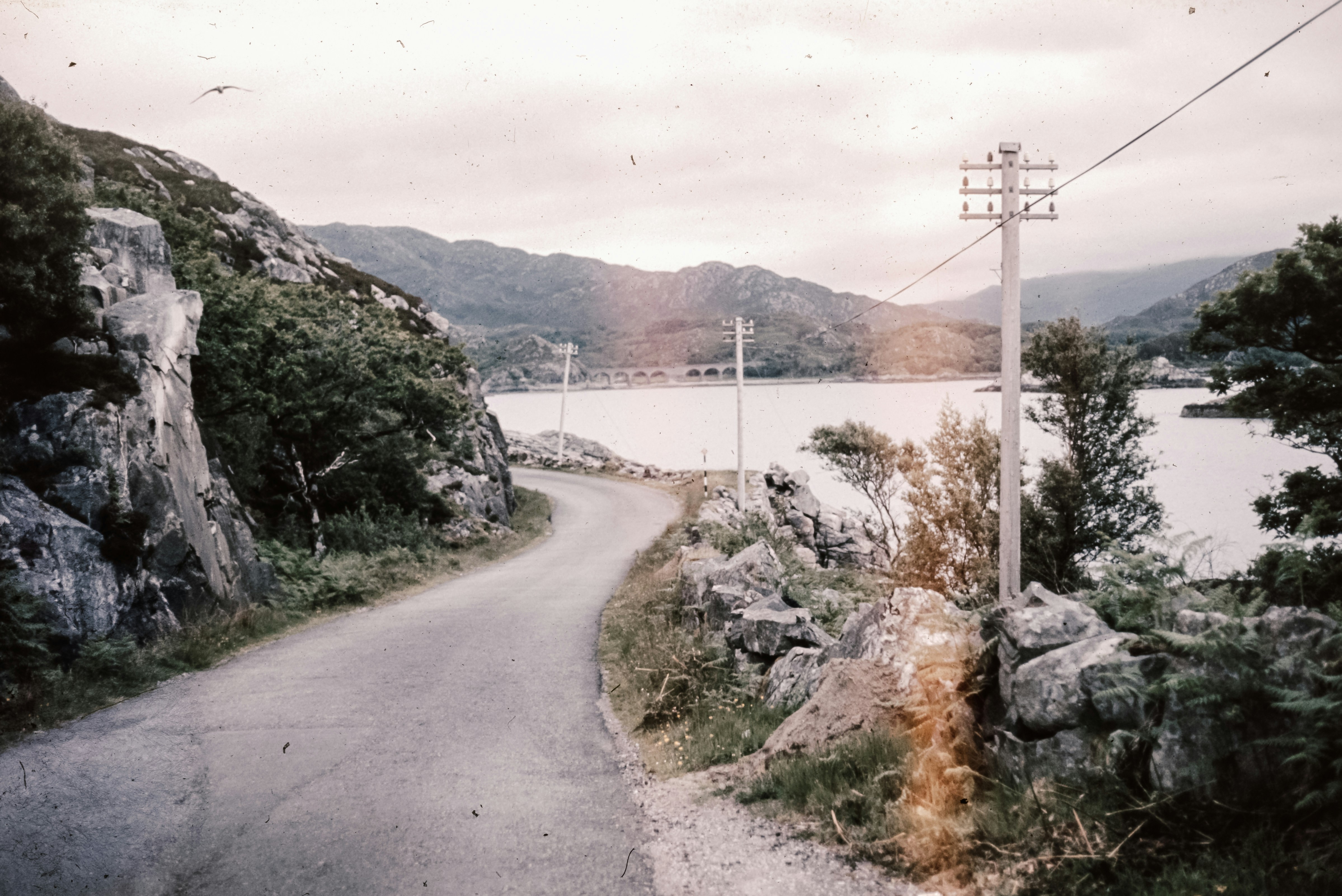 Uma vista de uma estrada perto de um corpo de água