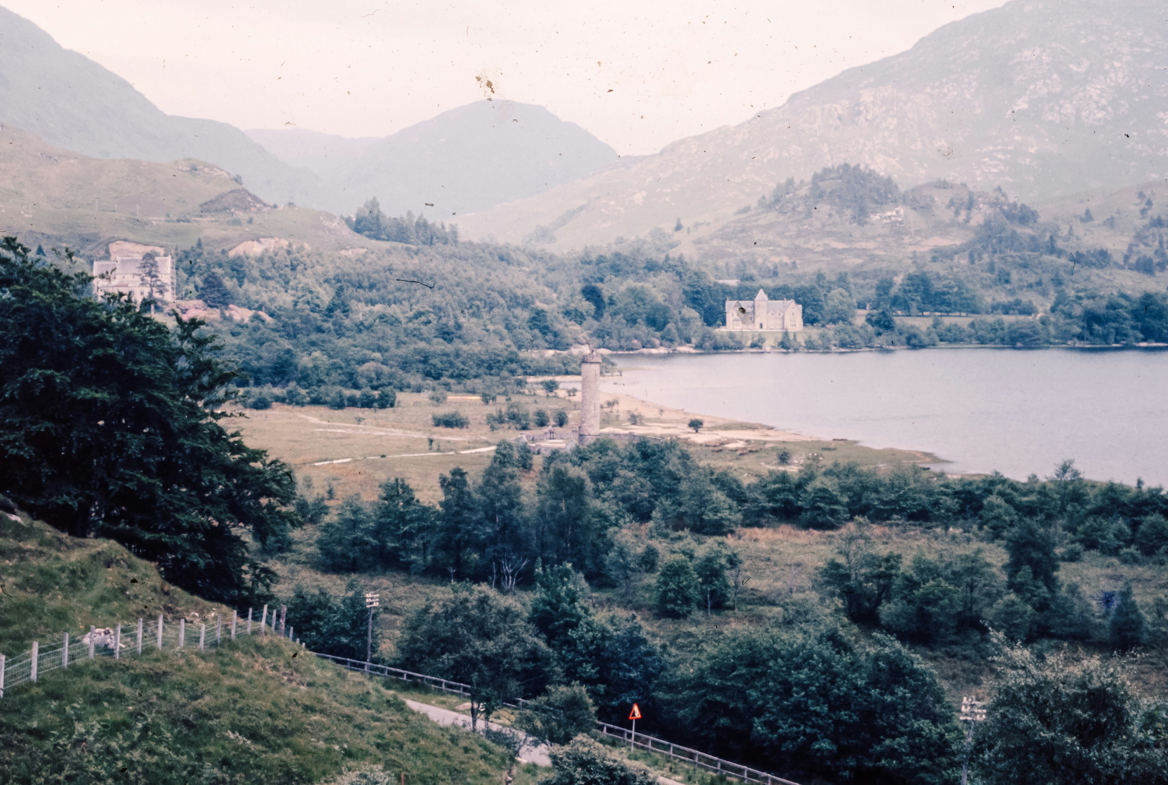 Vista panorâmica de um lago cercado por montanhas