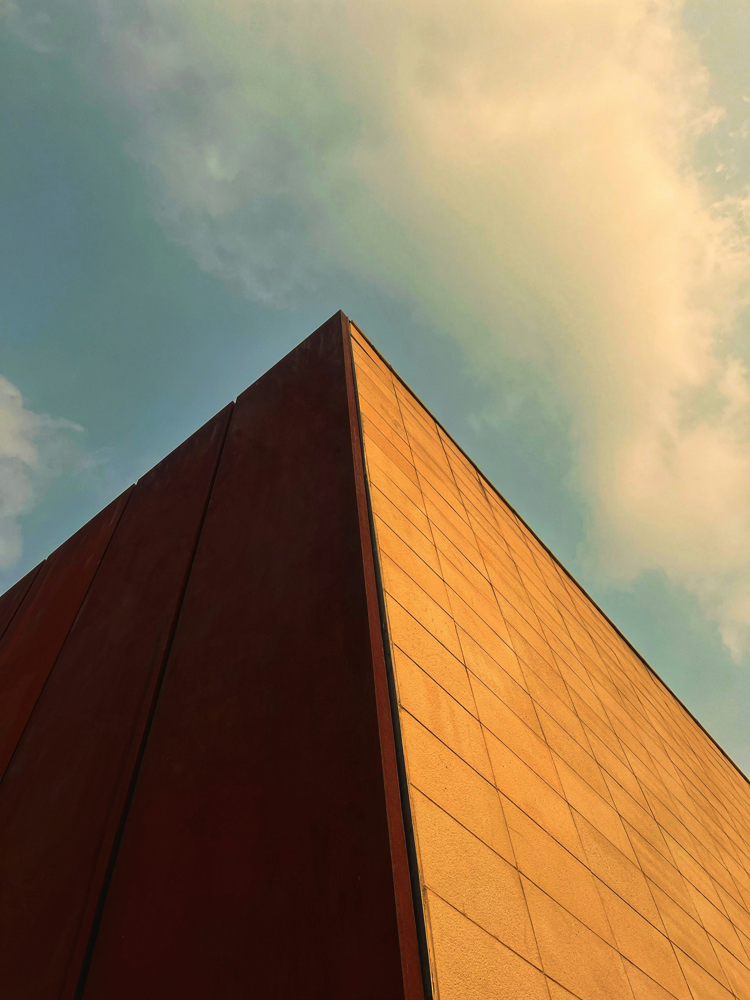 Ein hohes Gebäude mit einem Himmel im Hintergrund