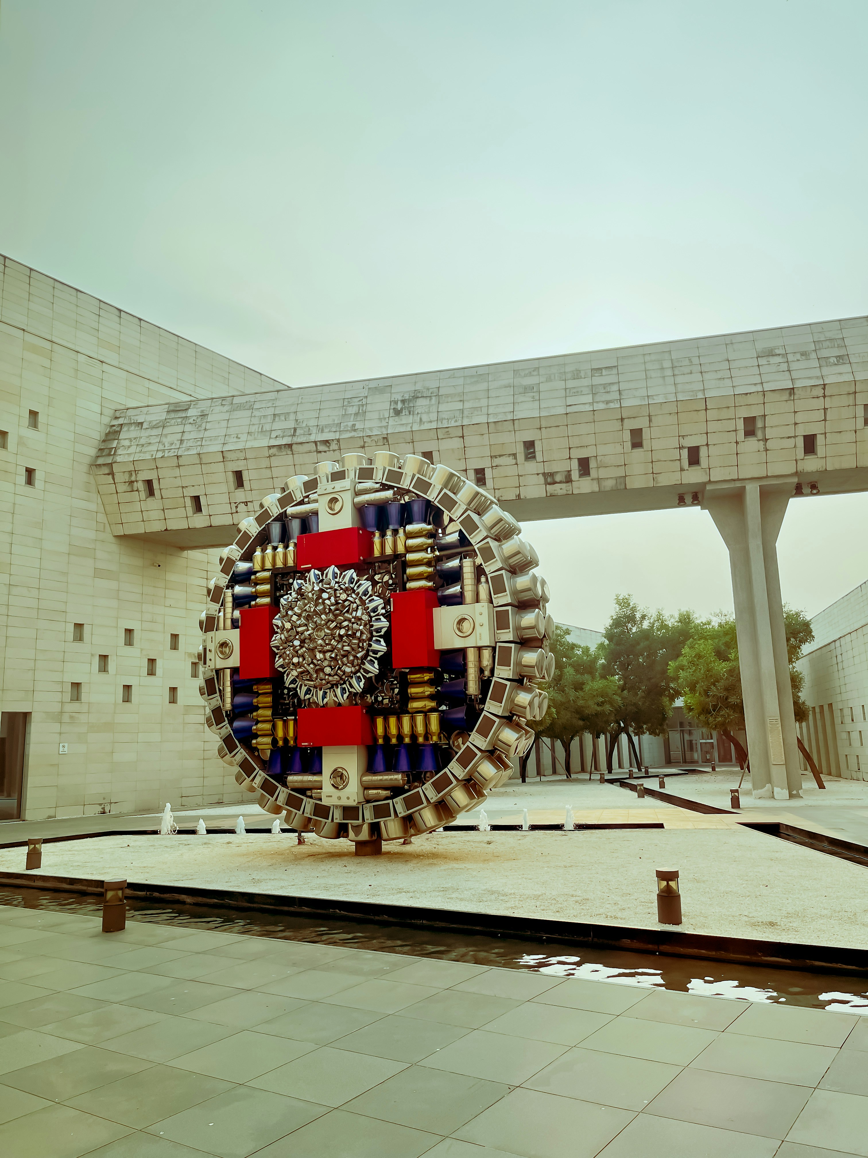 Ein Gebäude mit einem großen kreisförmigen Objekt davor