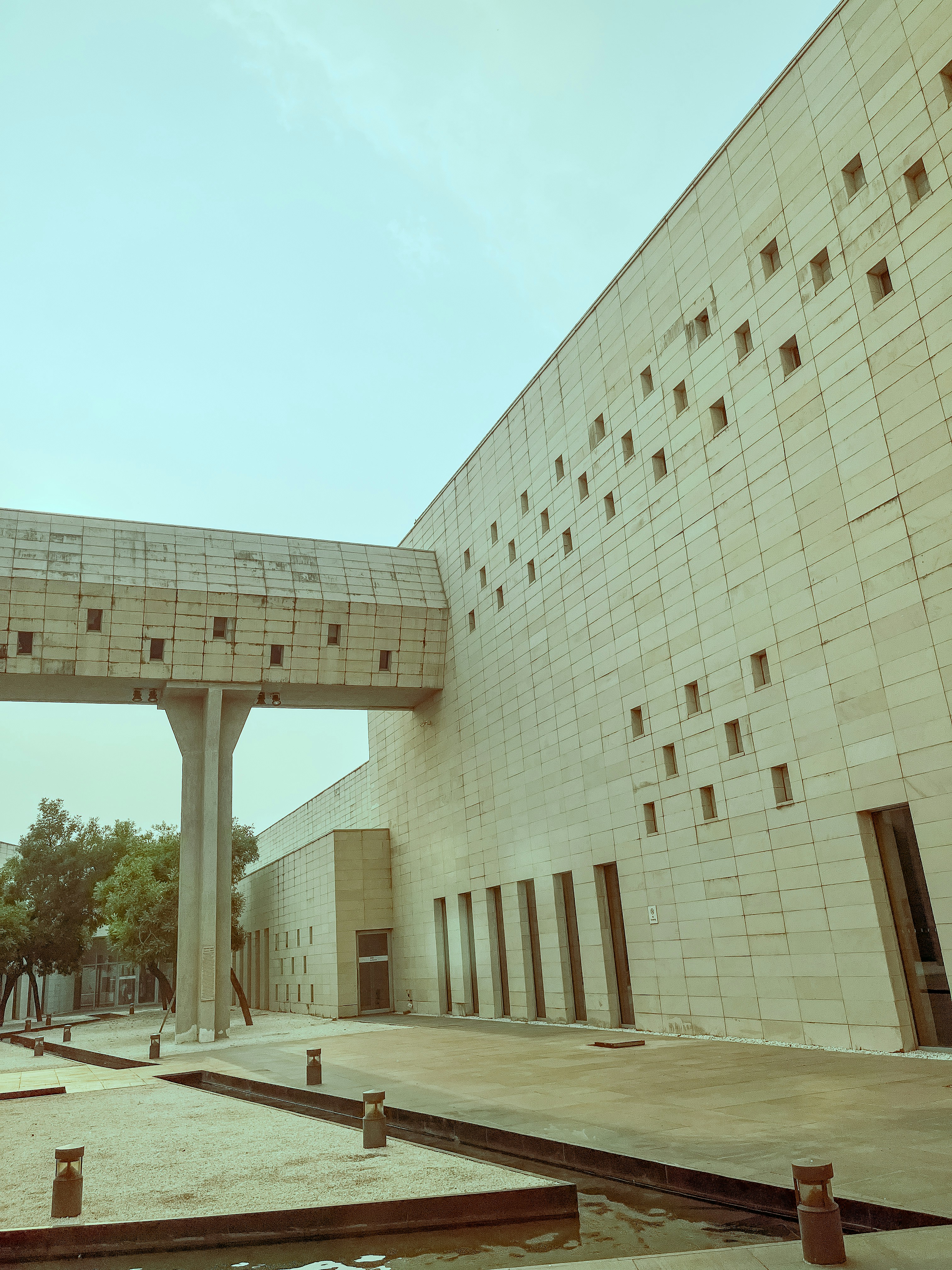 Ein großes Gebäude mit einem Uhrenturm in der Mitte