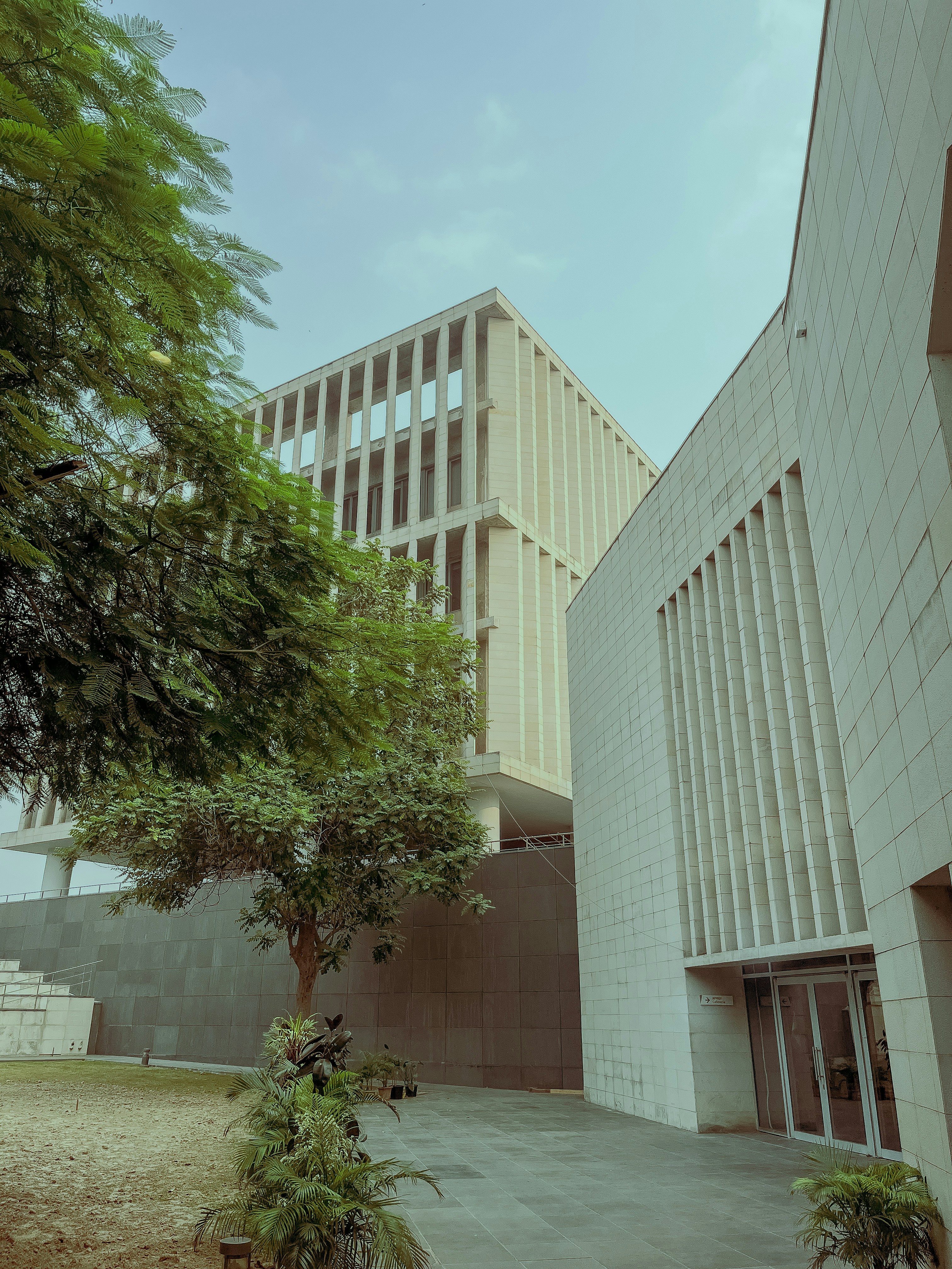 Ein Gebäude mit einem Baum davor