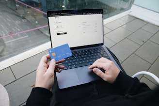 O persoana care incearcă să plătească cu cardul pe un Magazin Online