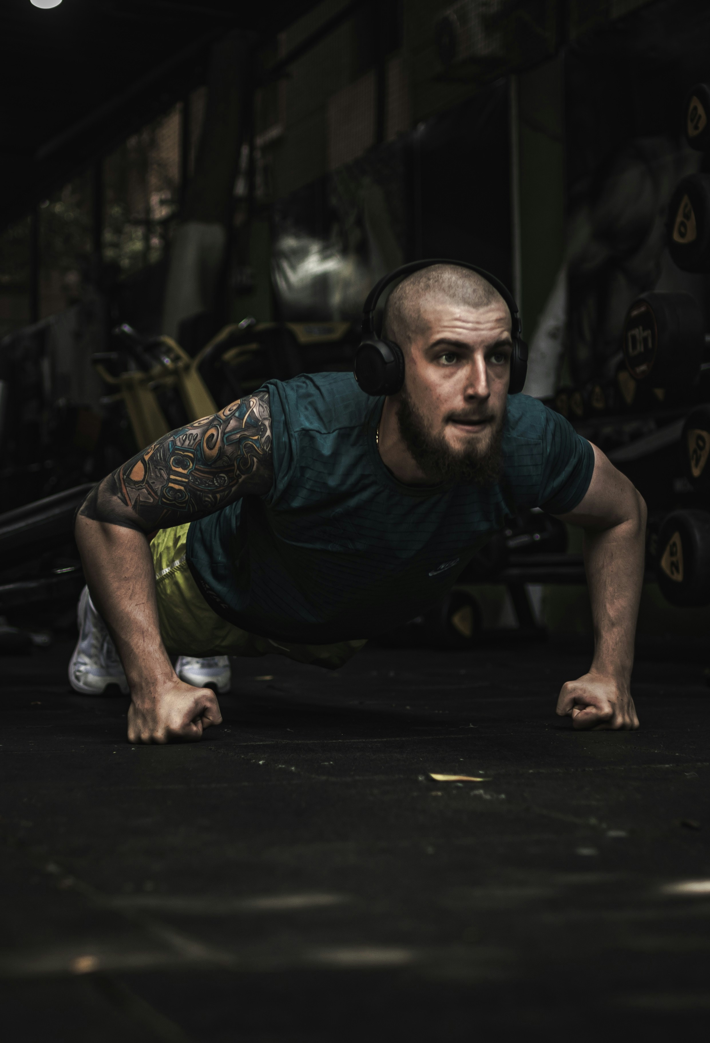 Un uomo che fa flessioni in una palestra