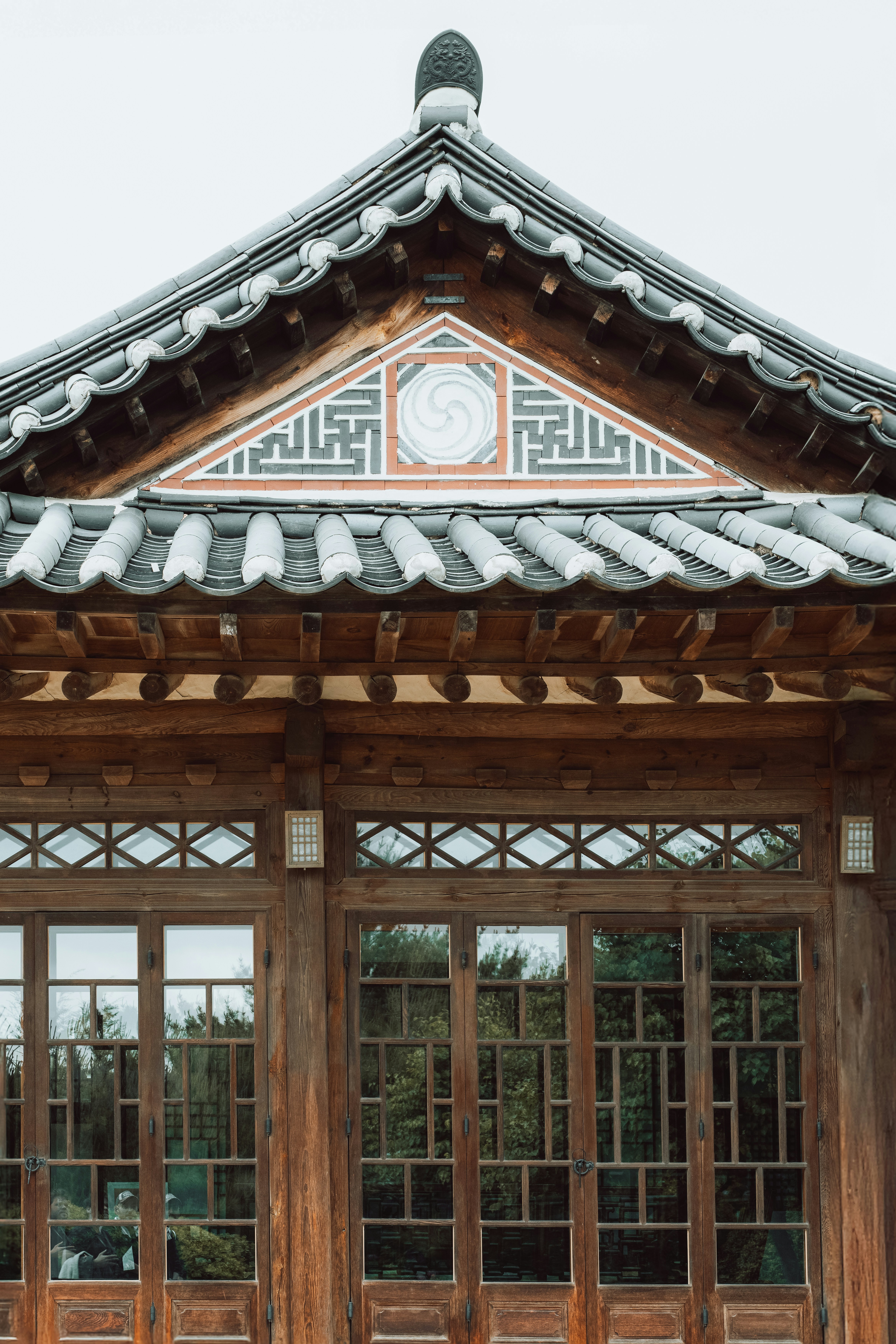 Un bâtiment en bois surmonté d’une horloge