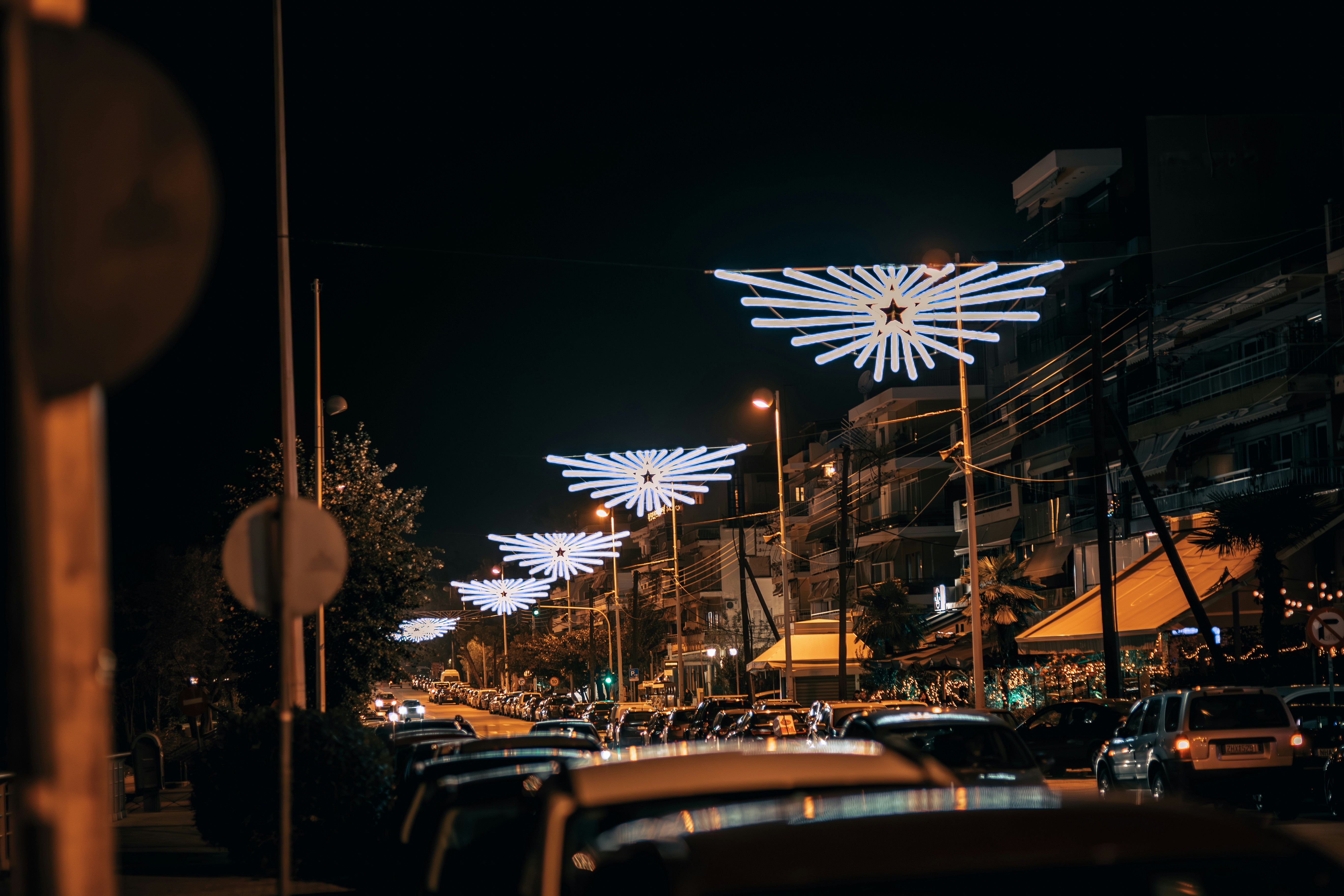 A city street filled with lots of traffic at night