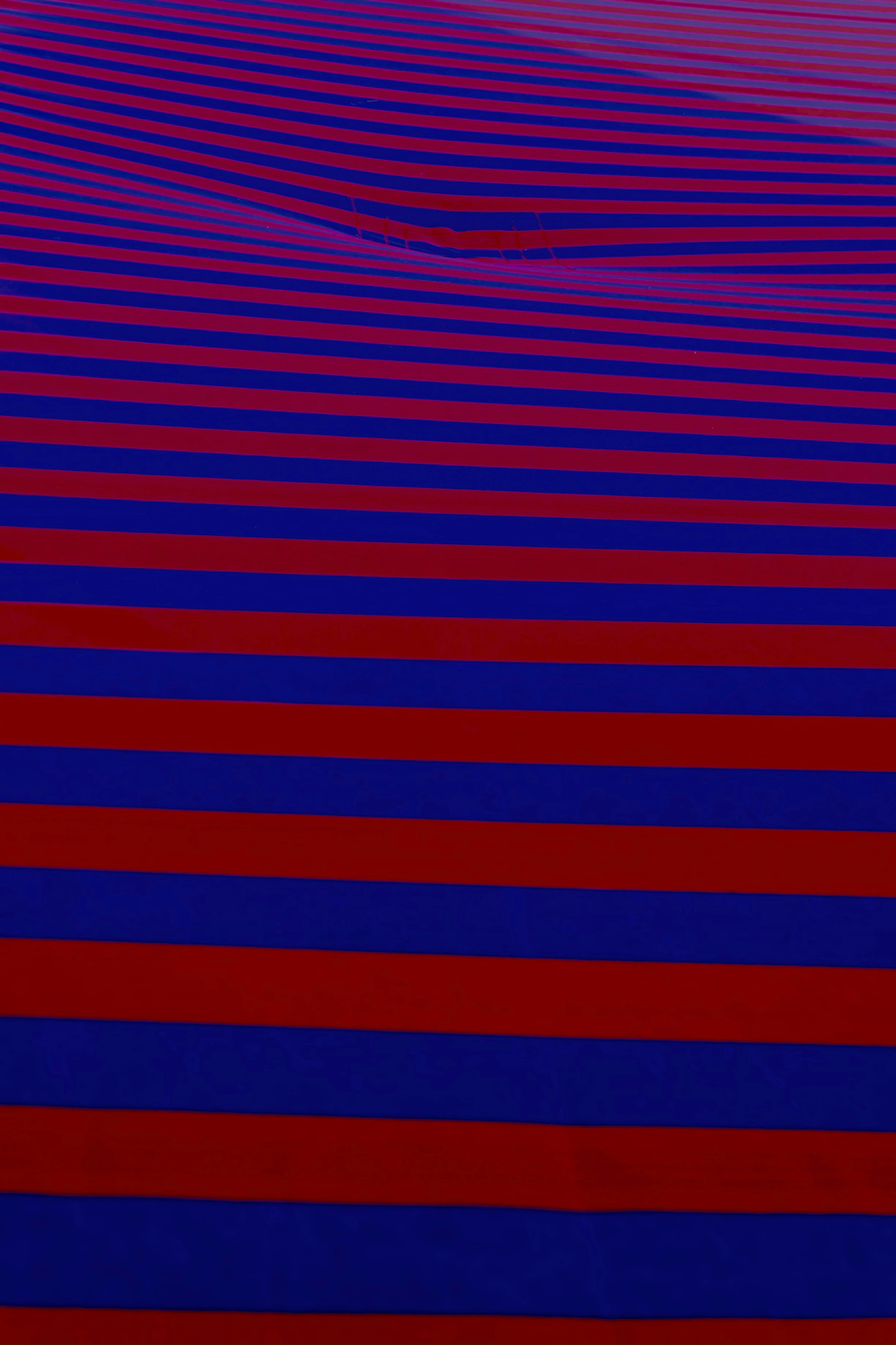 Eine rot-blau gestreifte Tapete mit horizontalen Linien