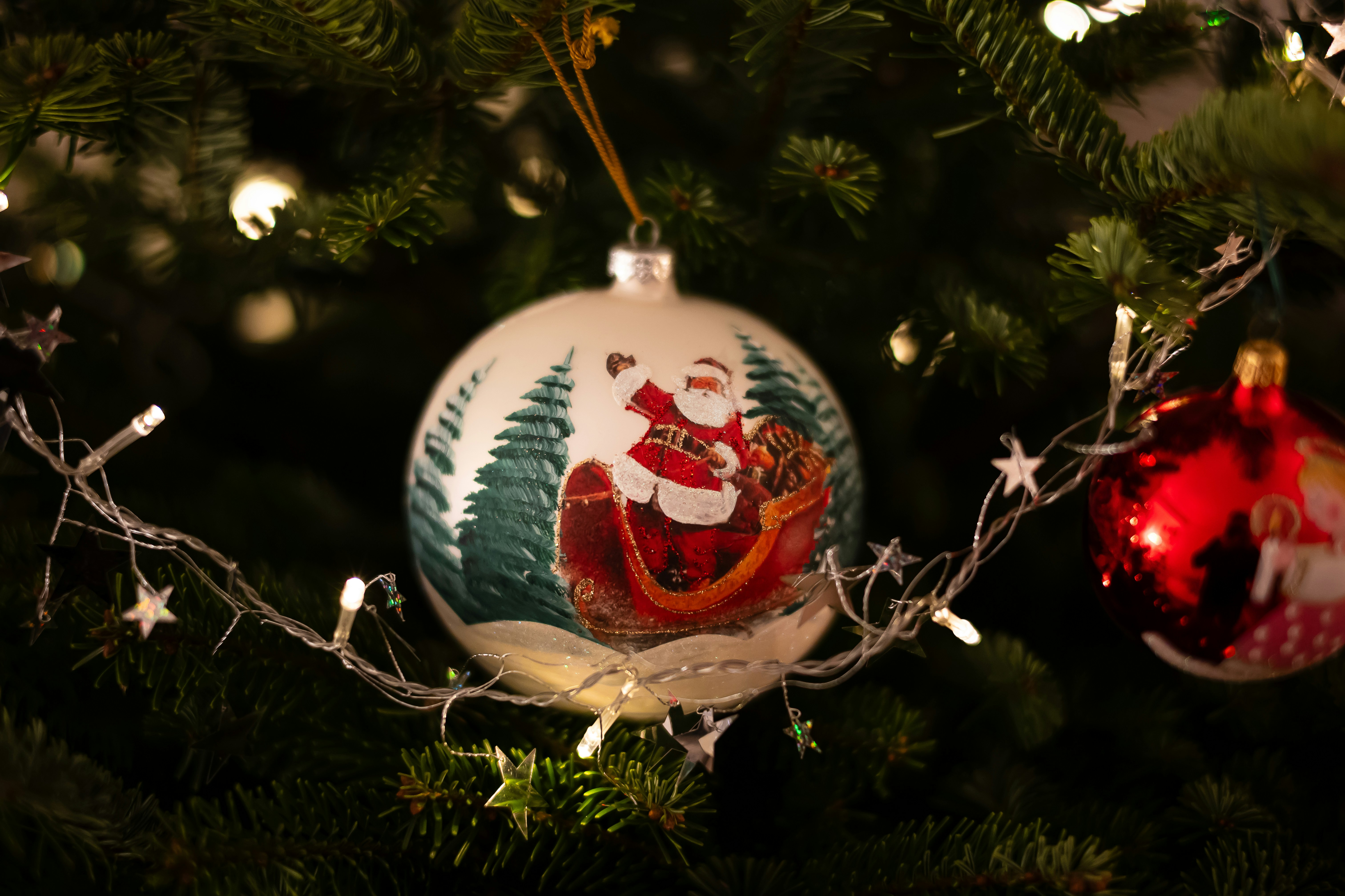 Eine Nahaufnahme eines Weihnachtsschmucks an einem Baum