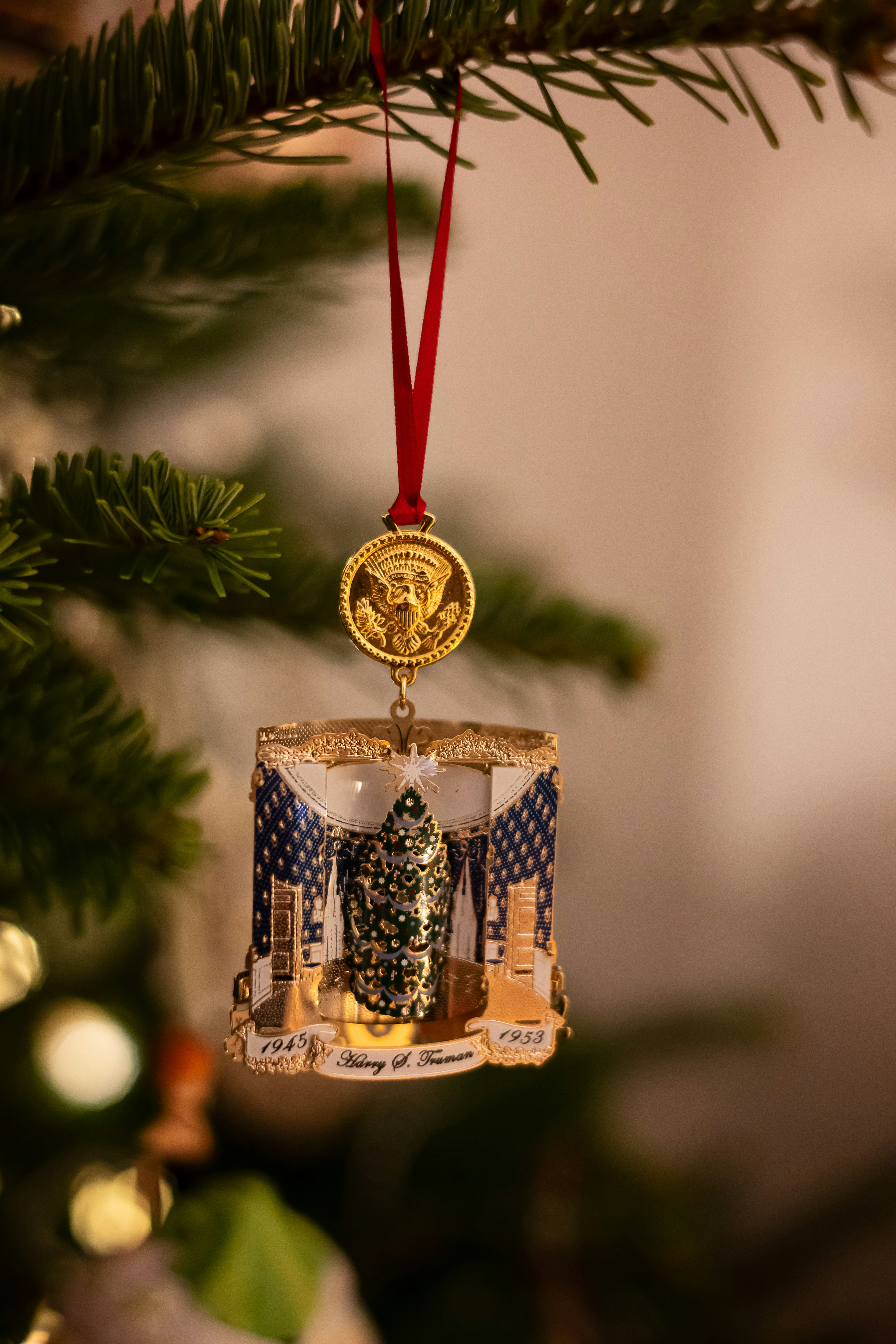 Ein Weihnachtsschmuck, der an einem Weihnachtsbaum hängt