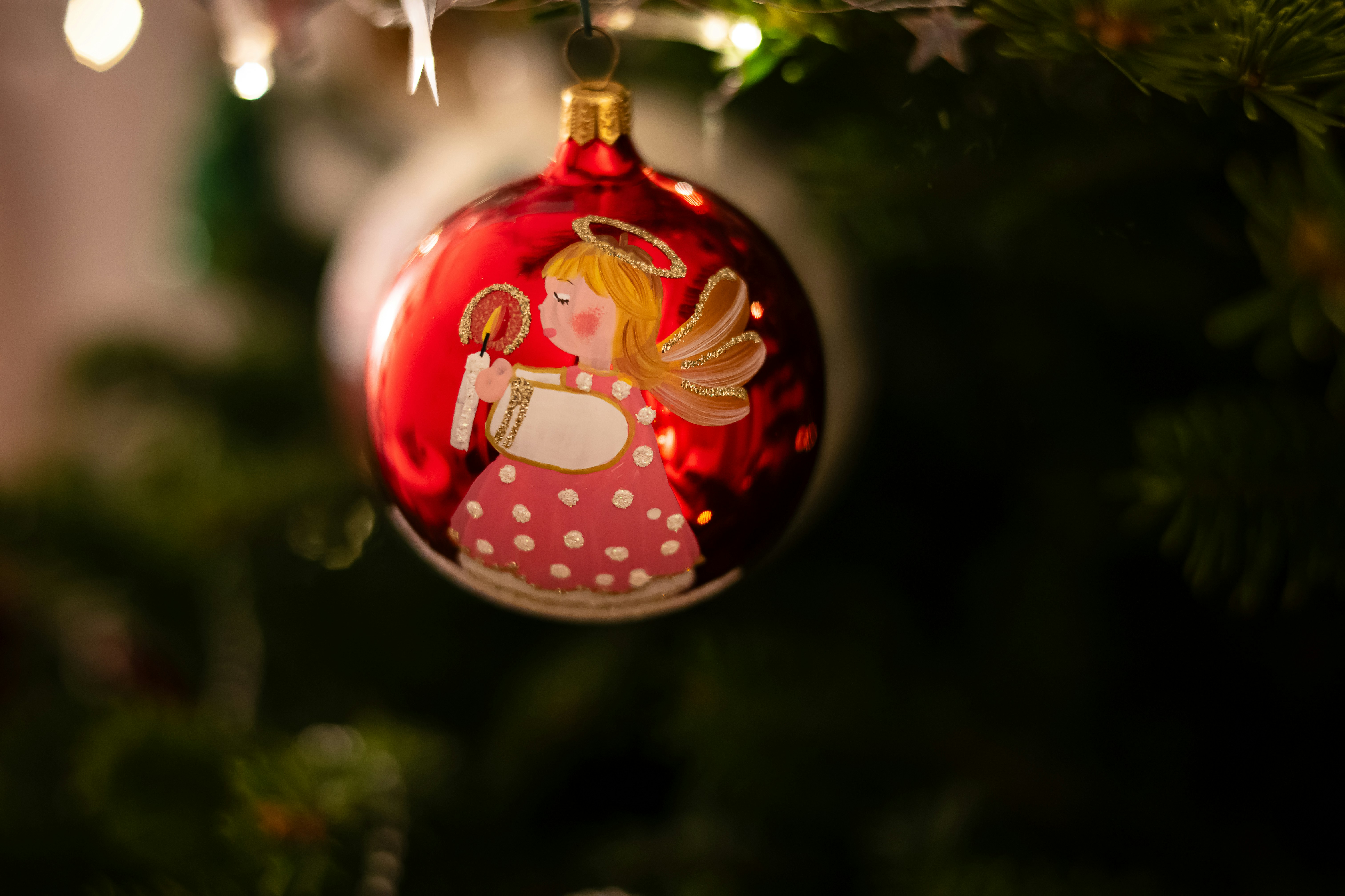 Ein rotes Ornament, das an einem Weihnachtsbaum hängt