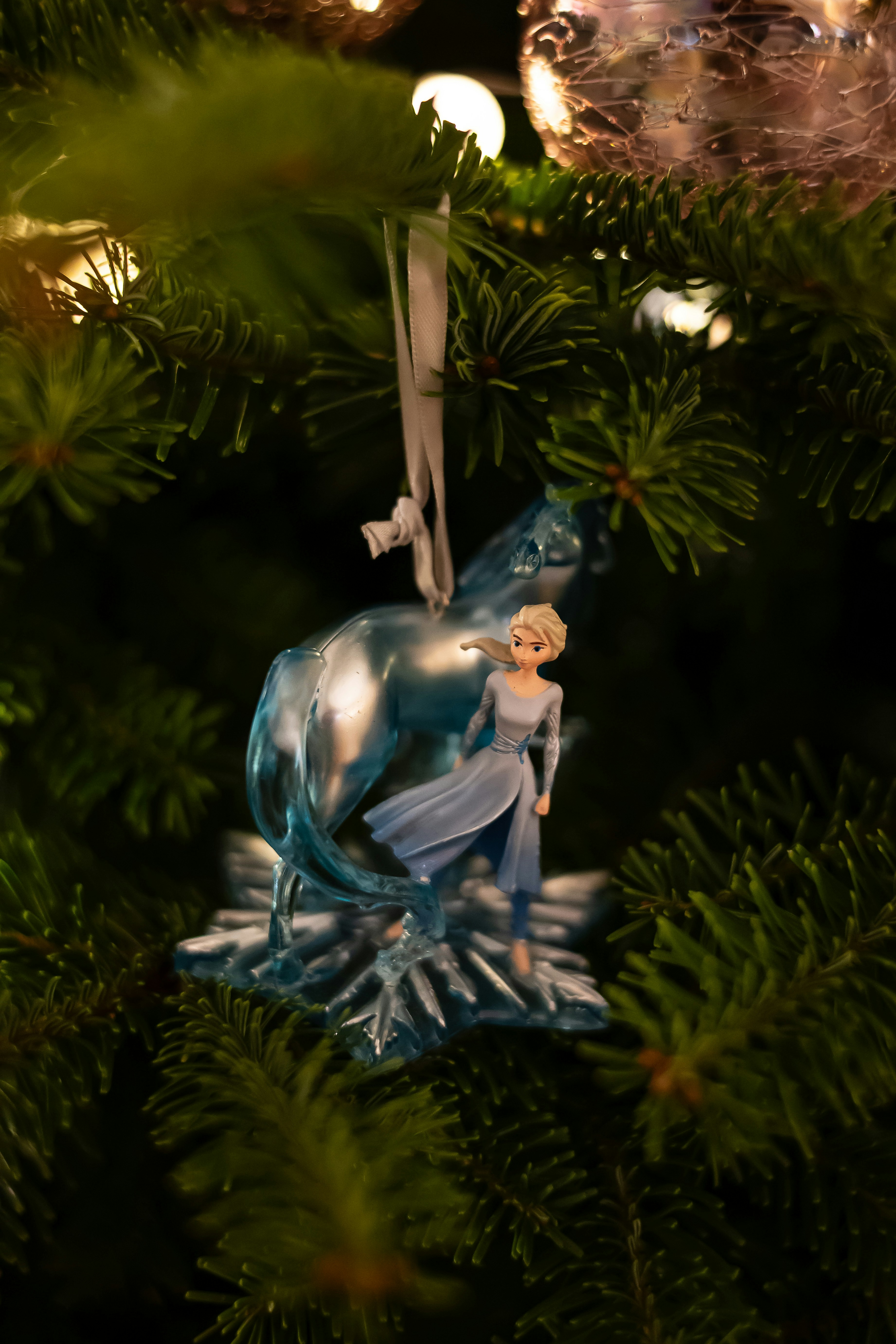 Ein Weihnachtsschmuck, der an einem Weihnachtsbaum hängt