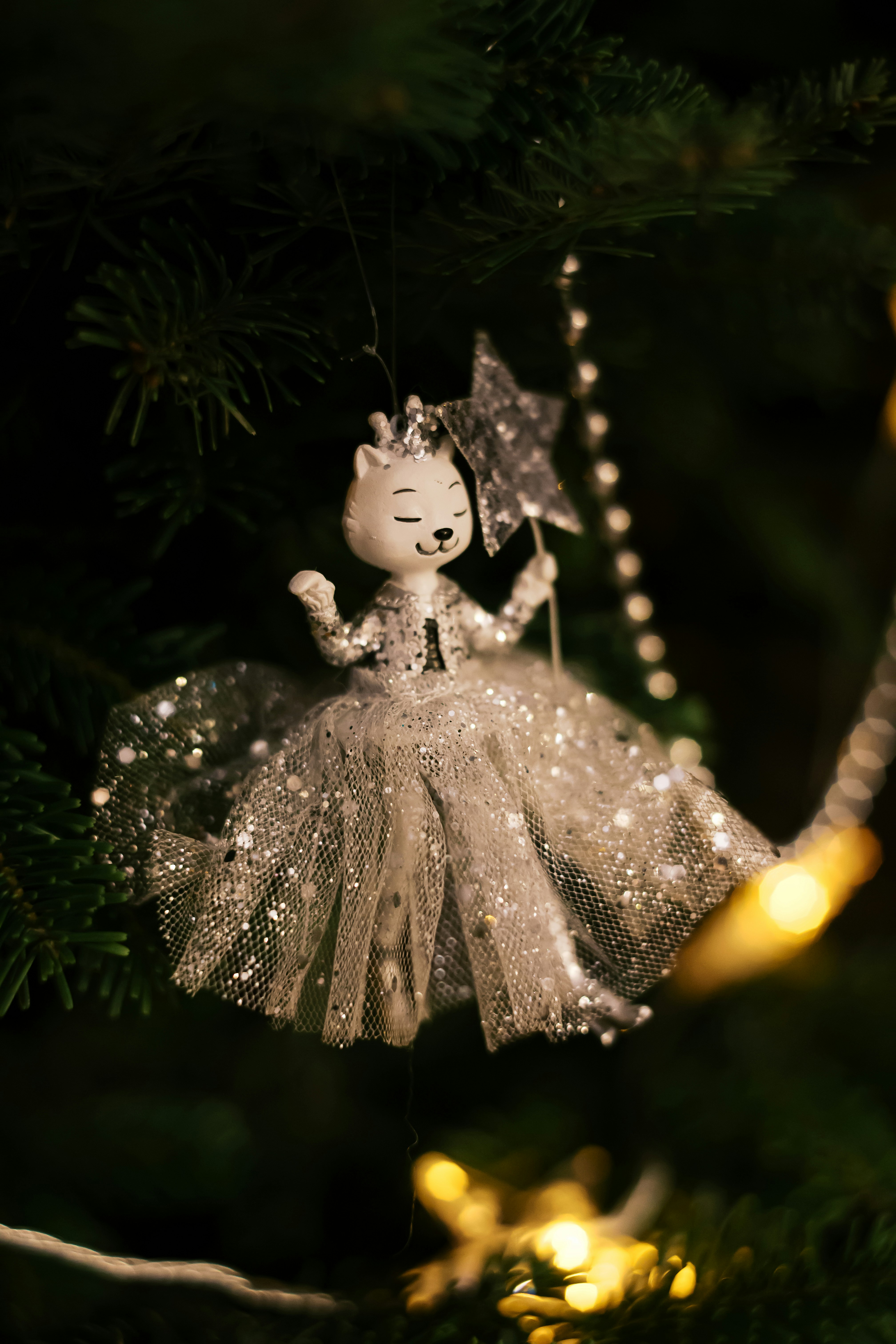 Ein Weihnachtsschmuck, der an einem Weihnachtsbaum hängt