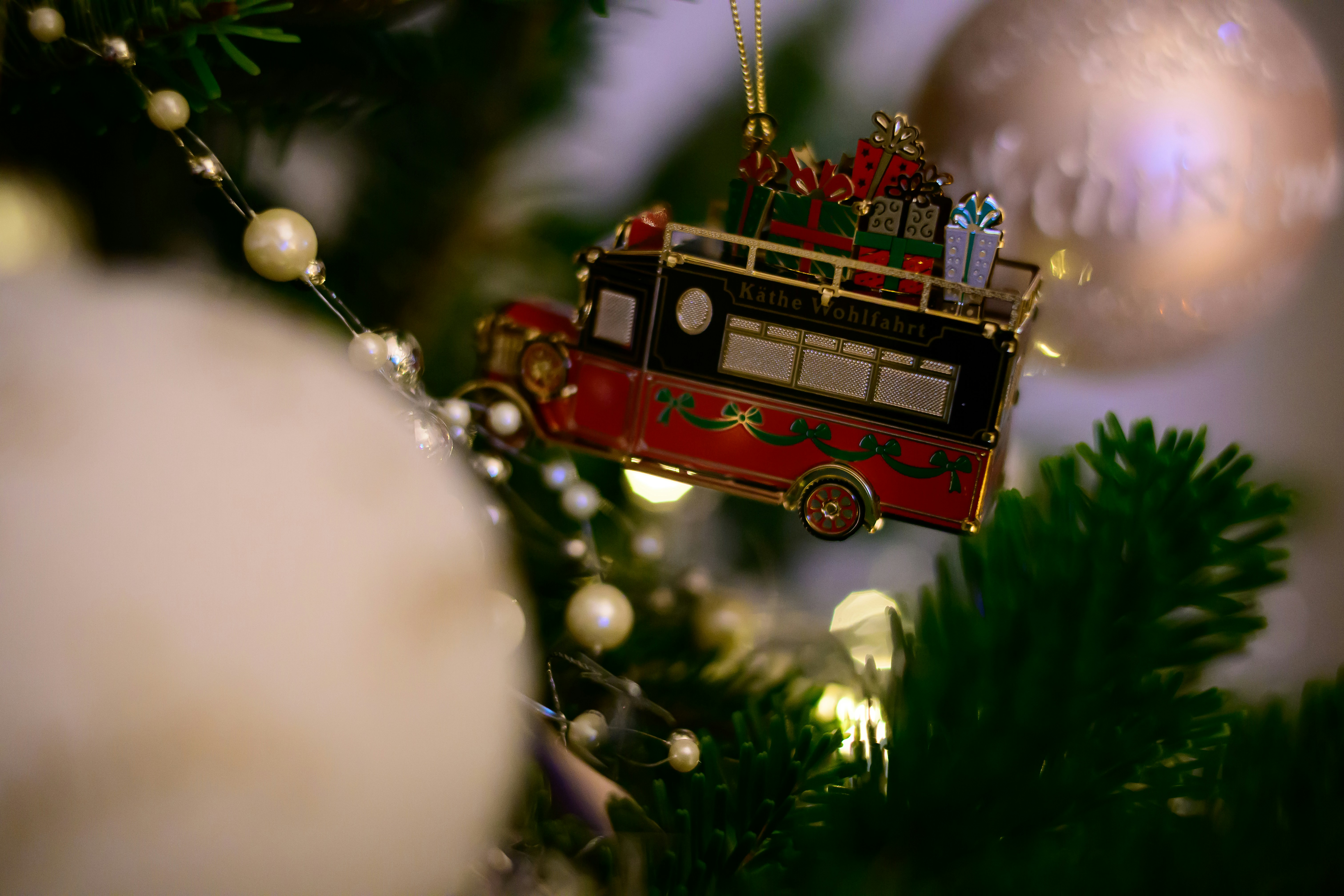 Ein roter Busschmuck, der an einem Weihnachtsbaum hängt
