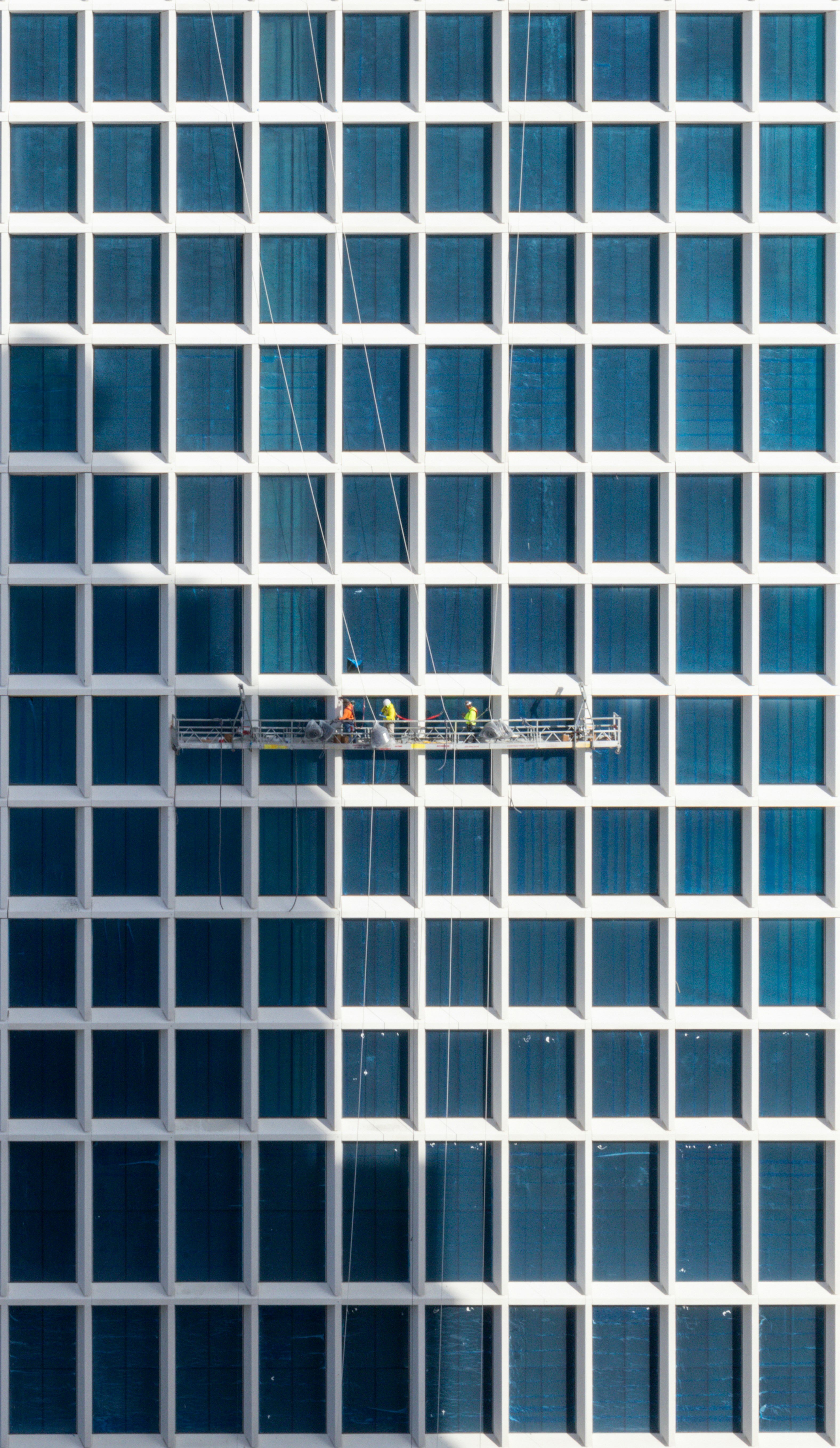 스카이라인이 보이는 고층 빌딩