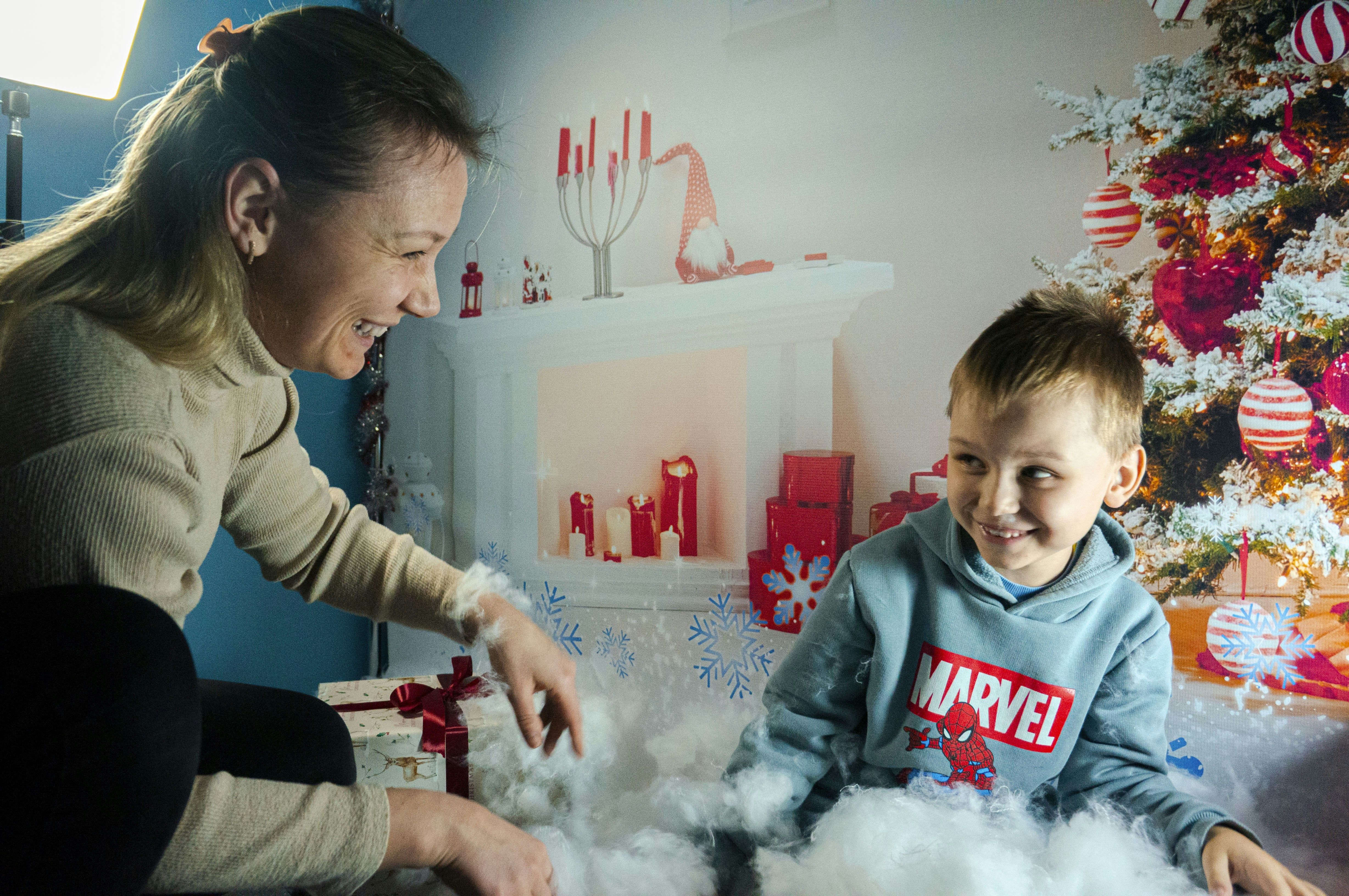 Eine Frau, die neben einem Kind in einem Raum sitzt