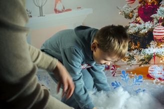 Bambino fa dei giochi motori durante le feste di Natale