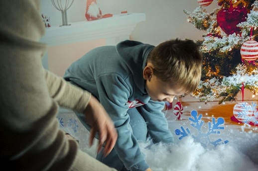 Bambino fa dei giochi motori durante le feste di Natale