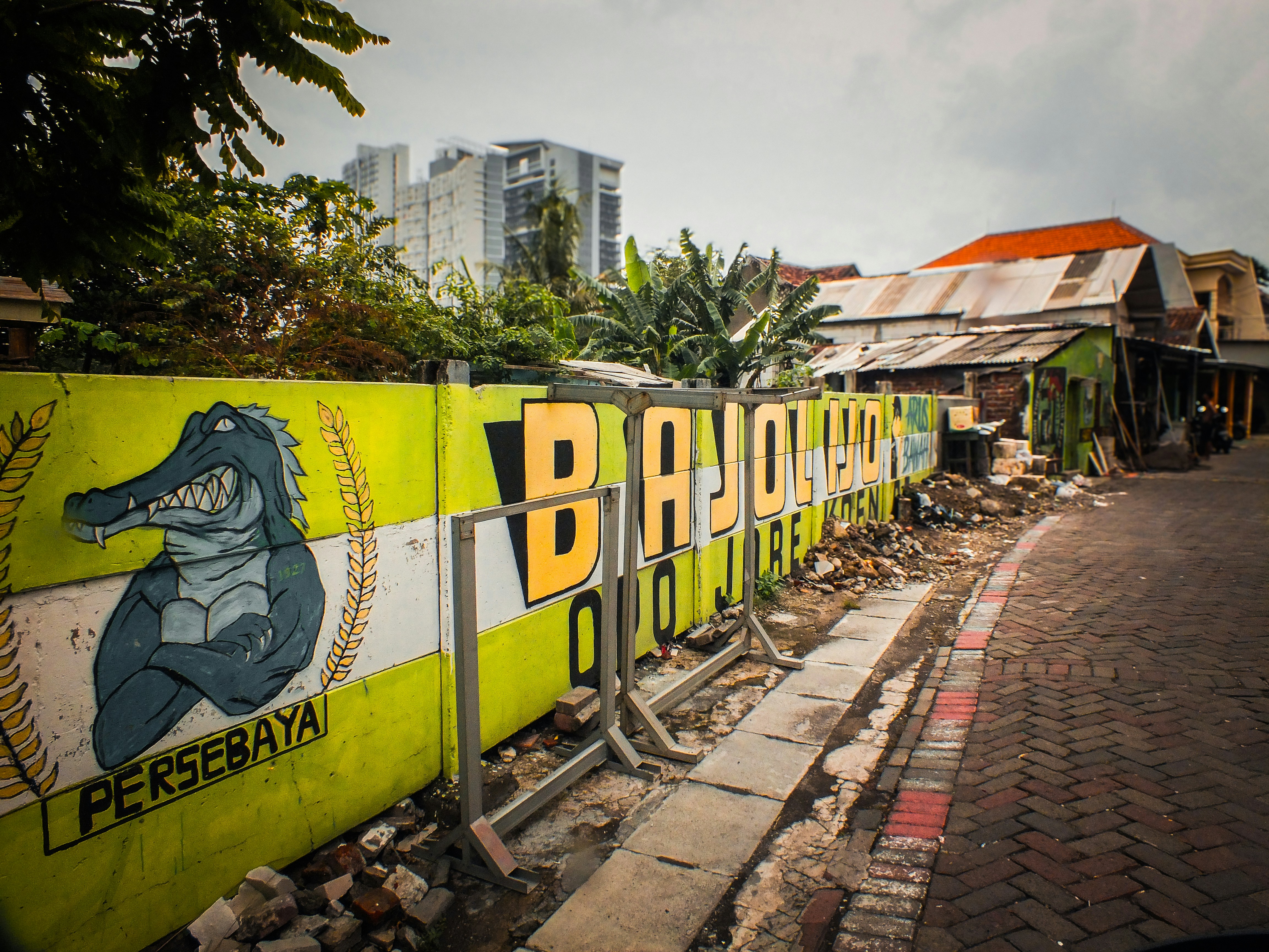 Tanda yang ada di sisi bangunan