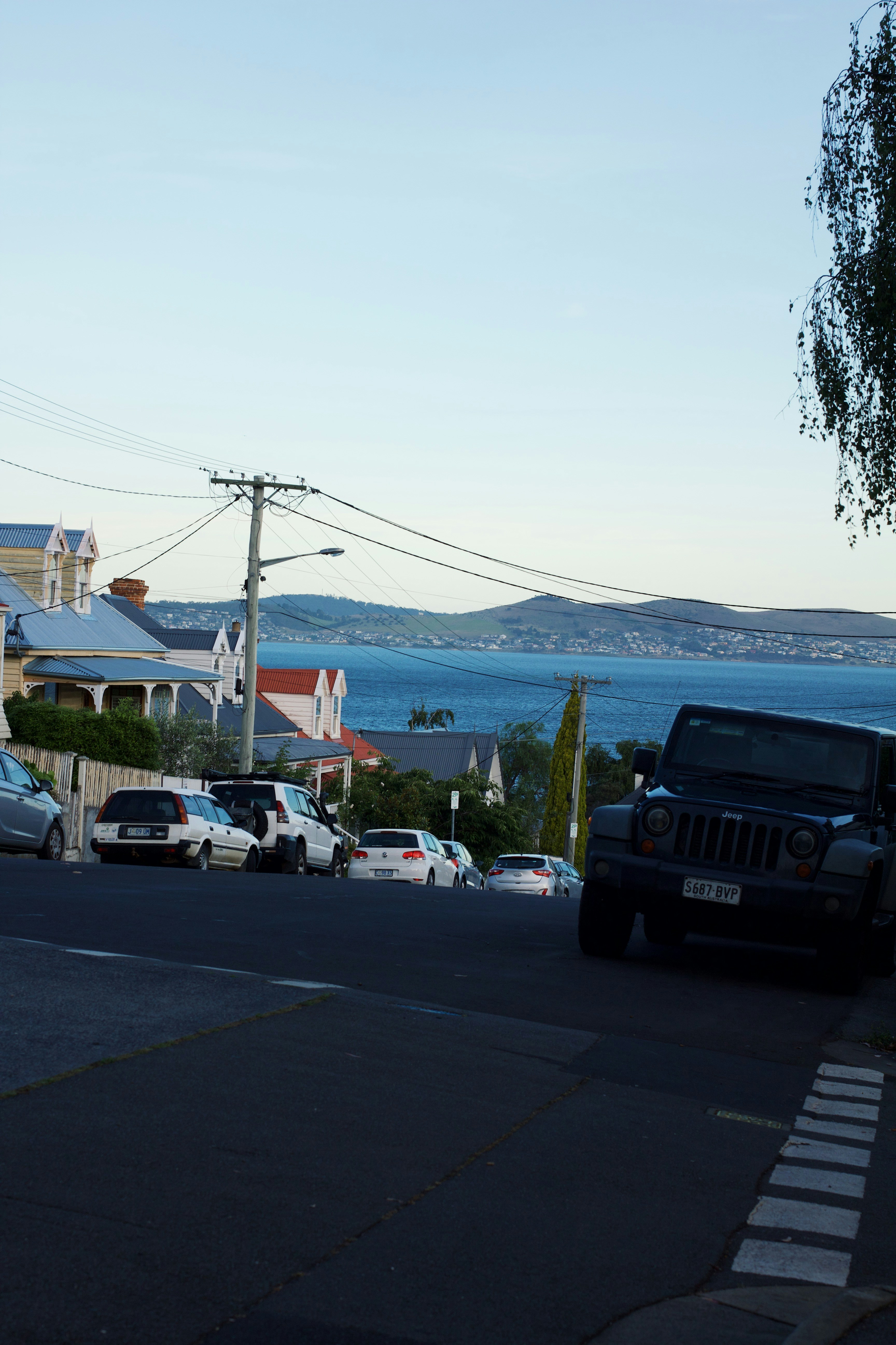 Una strada con le auto parcheggiate sul lato