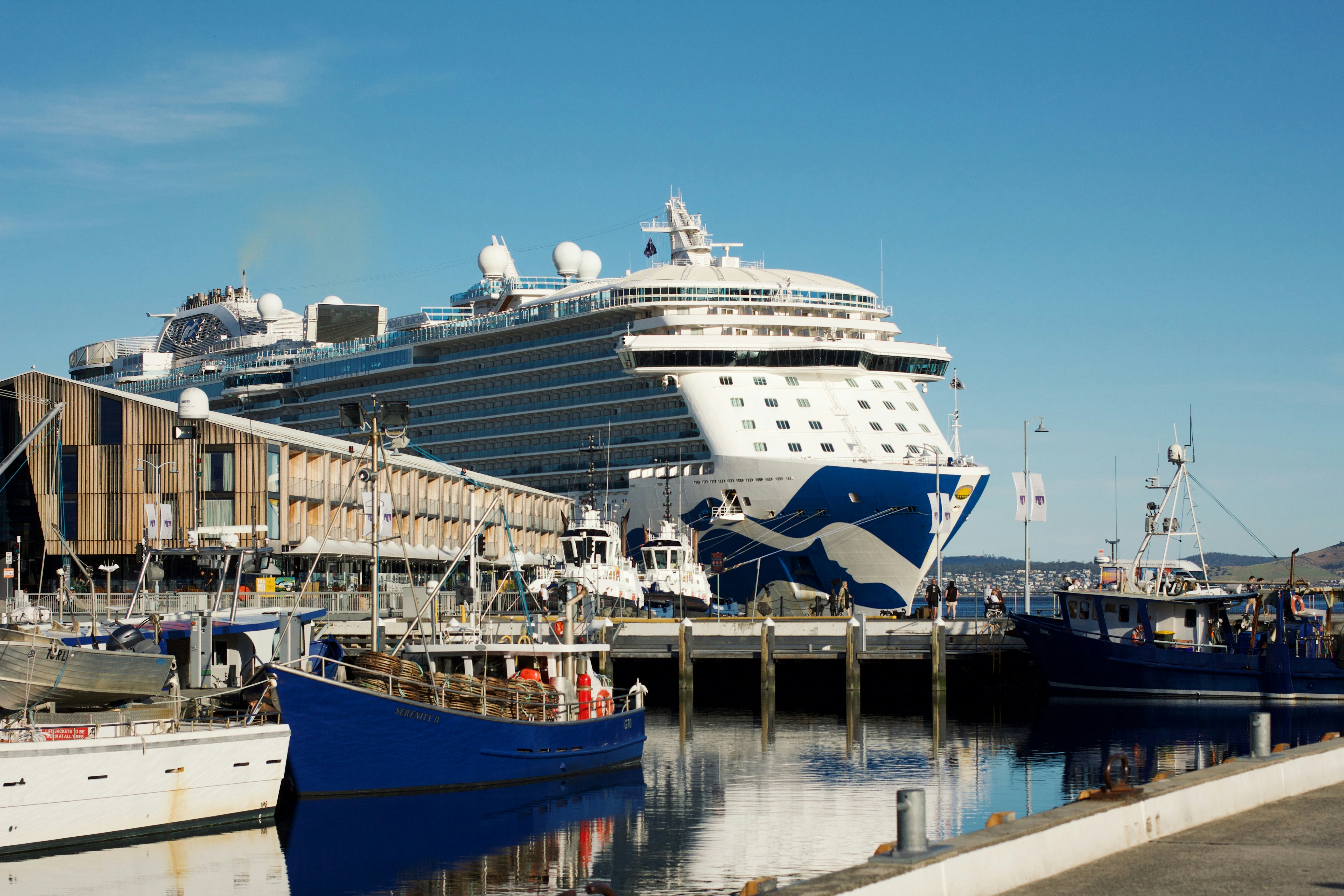 Una grande nave da crociera attraccata a un molo