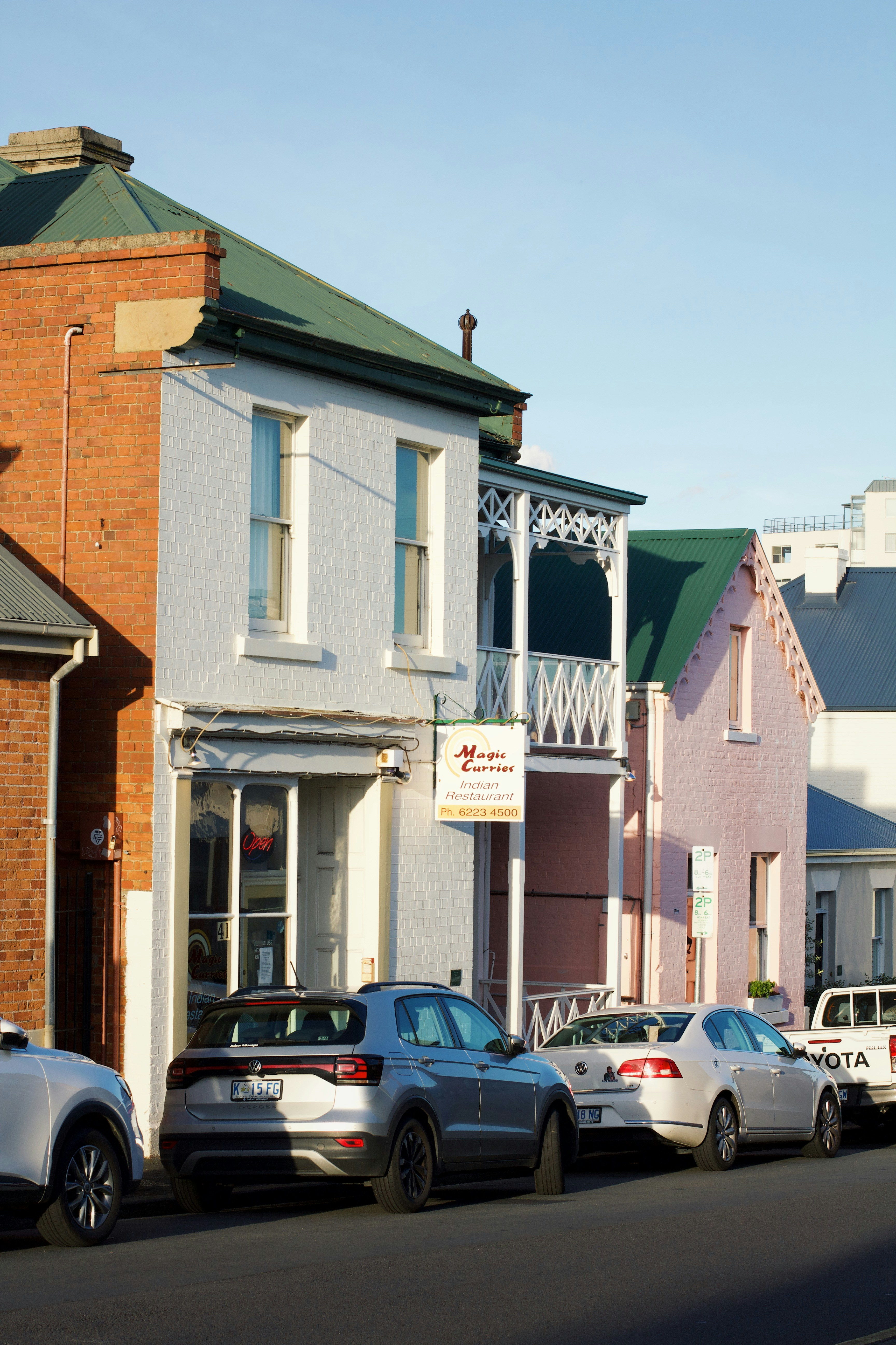 Una fila di auto parcheggiate su una strada cittadina