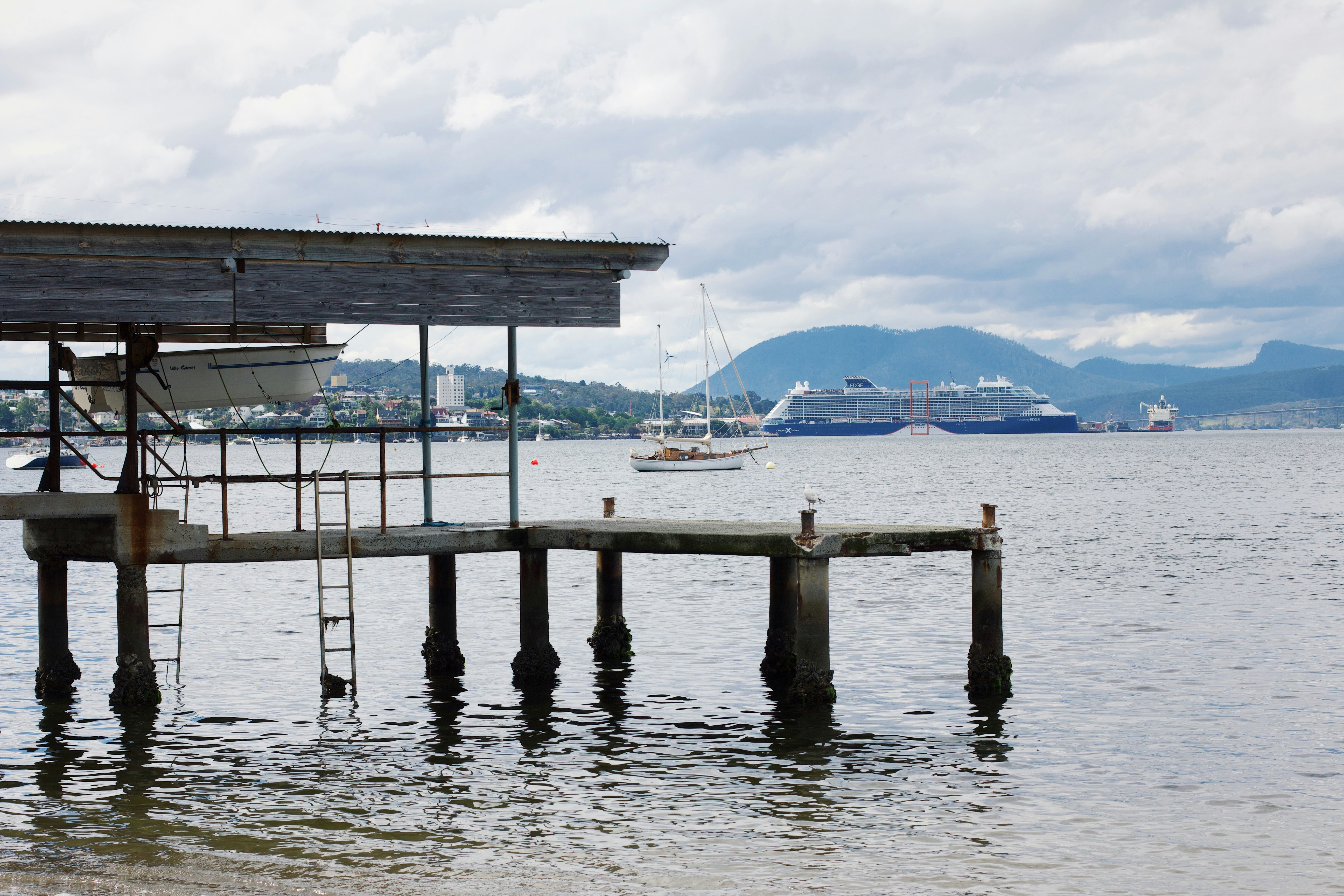 Un molo sull'acqua con una barca sullo sfondo