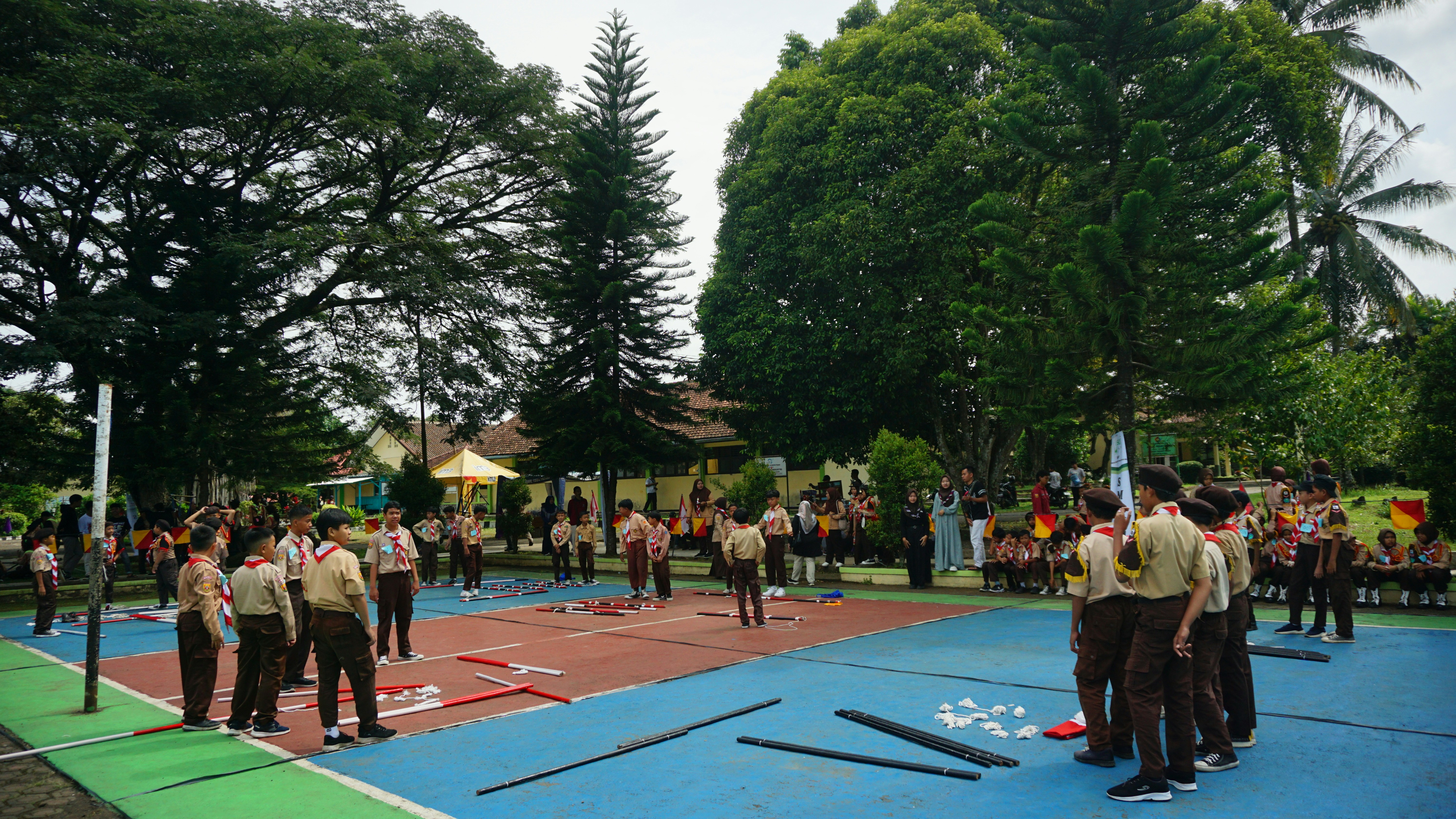 Sekelompok pria berdiri di atas lapangan basket