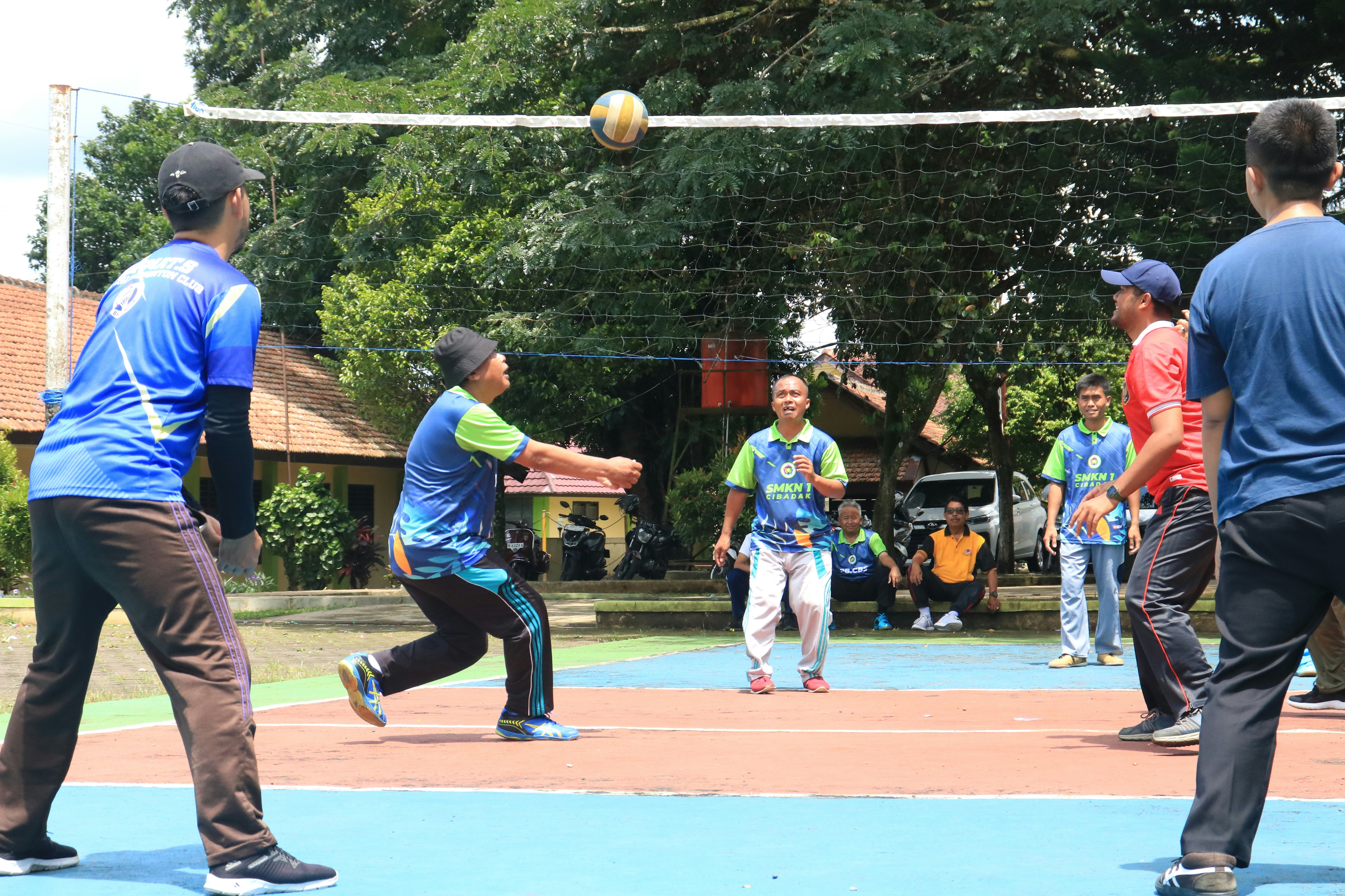Sekelompok orang bermain bola voli
