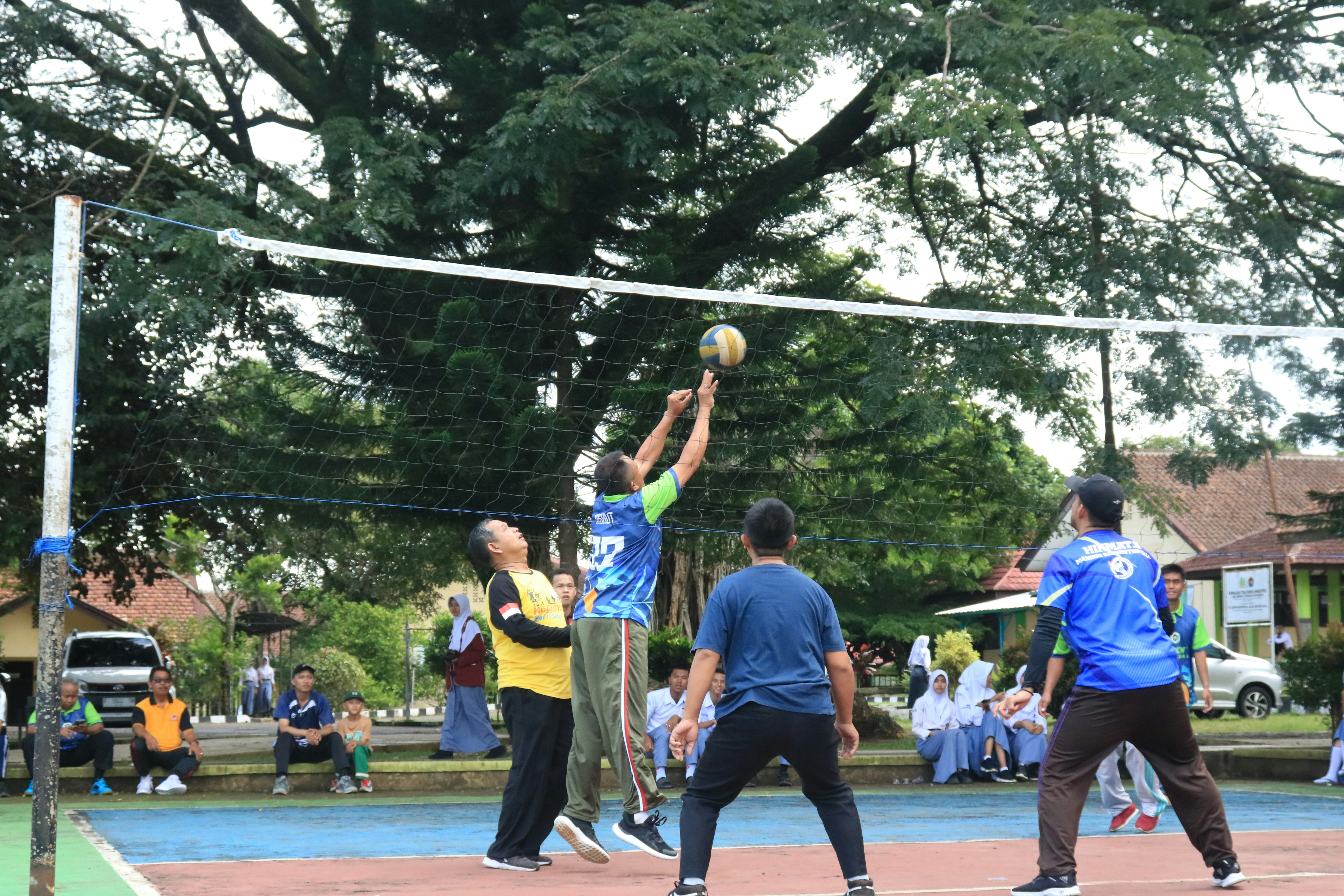Sekelompok orang bermain bola voli