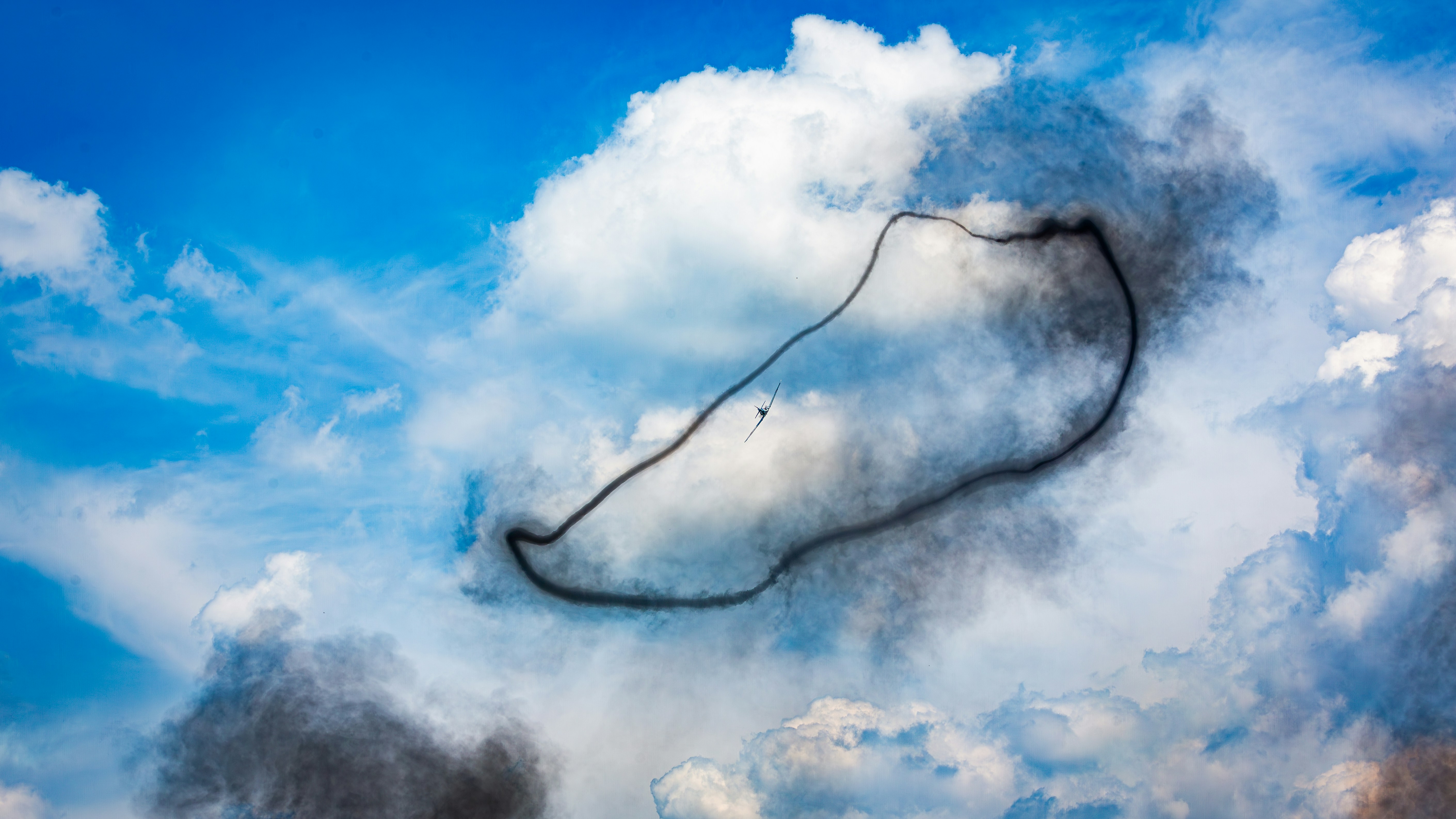 Uma pintura de uma pipa voando no céu