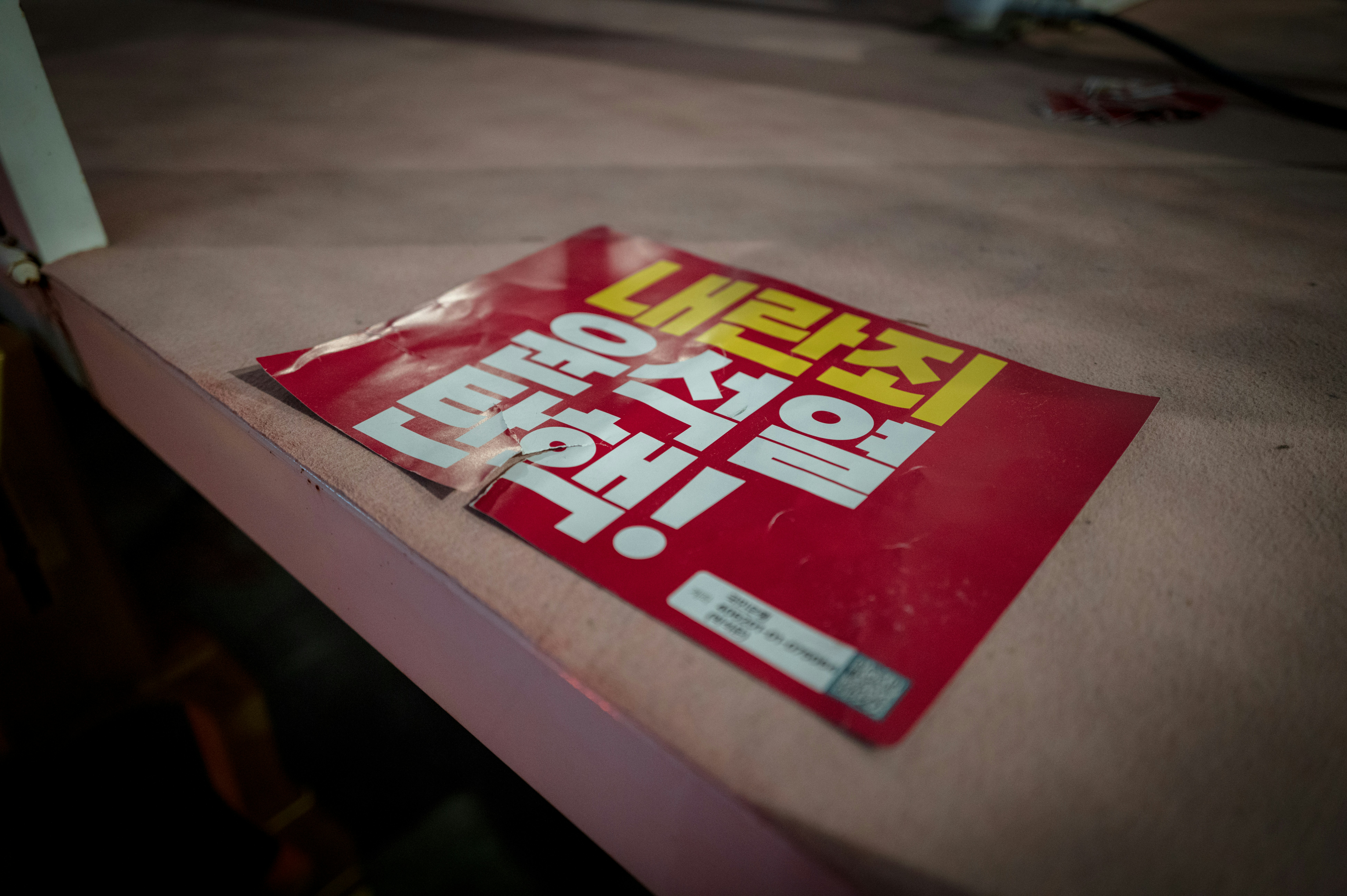 Un libro rojo encima de una mesa de madera