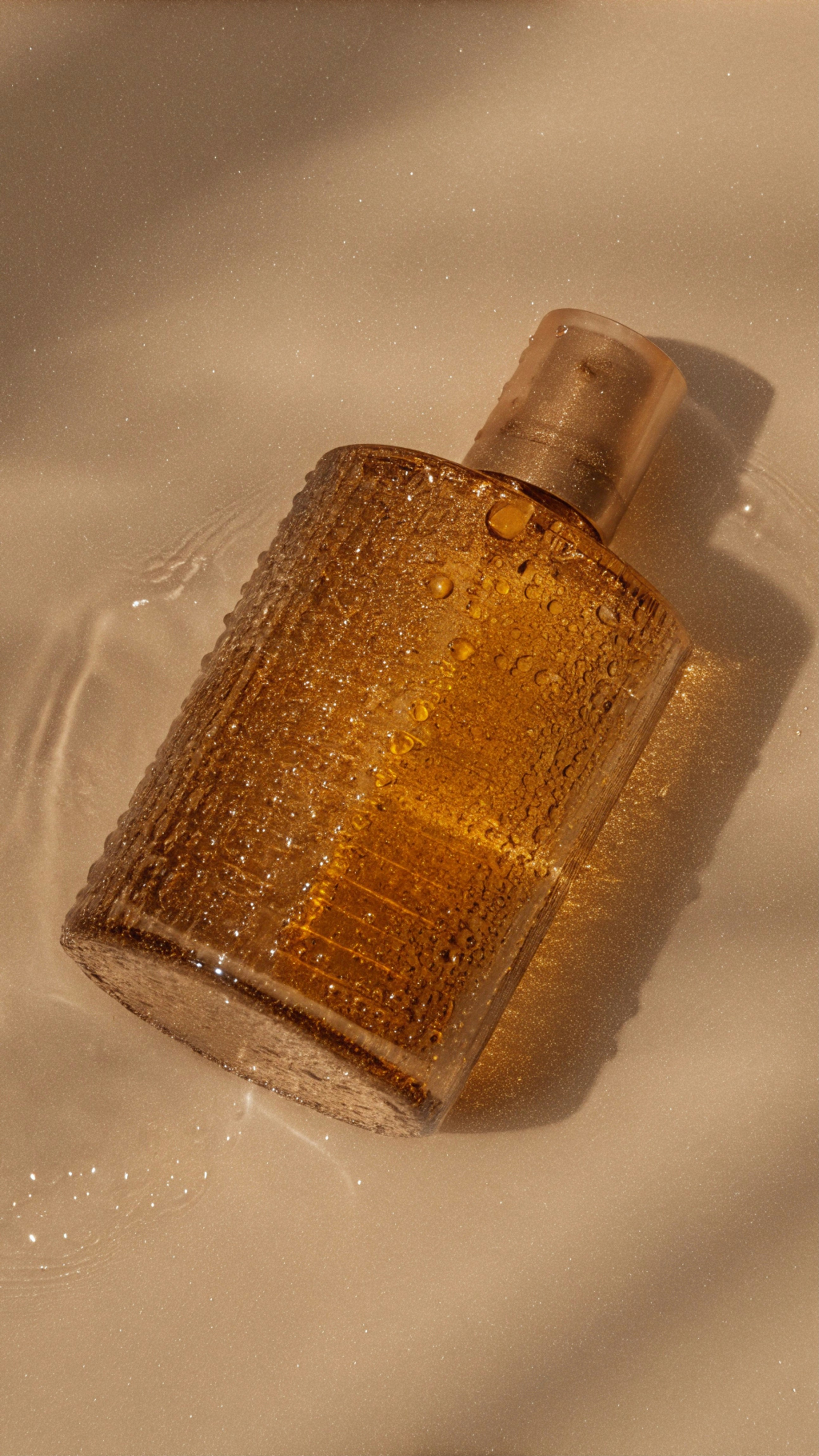 Ein Flakon Parfüm sitzt auf einer weißen Fläche