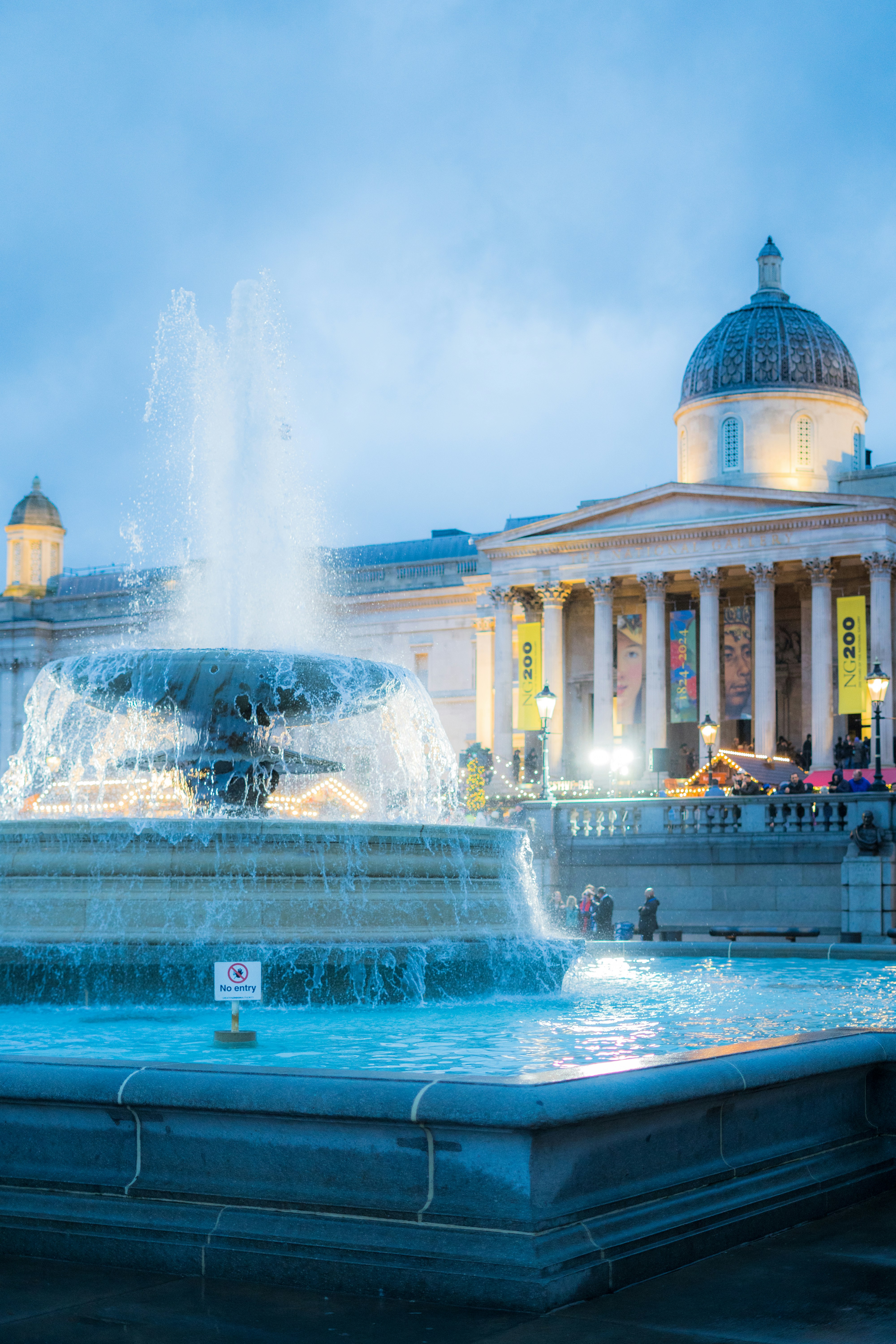 Una fontana d'acqua di fronte a un edificio
