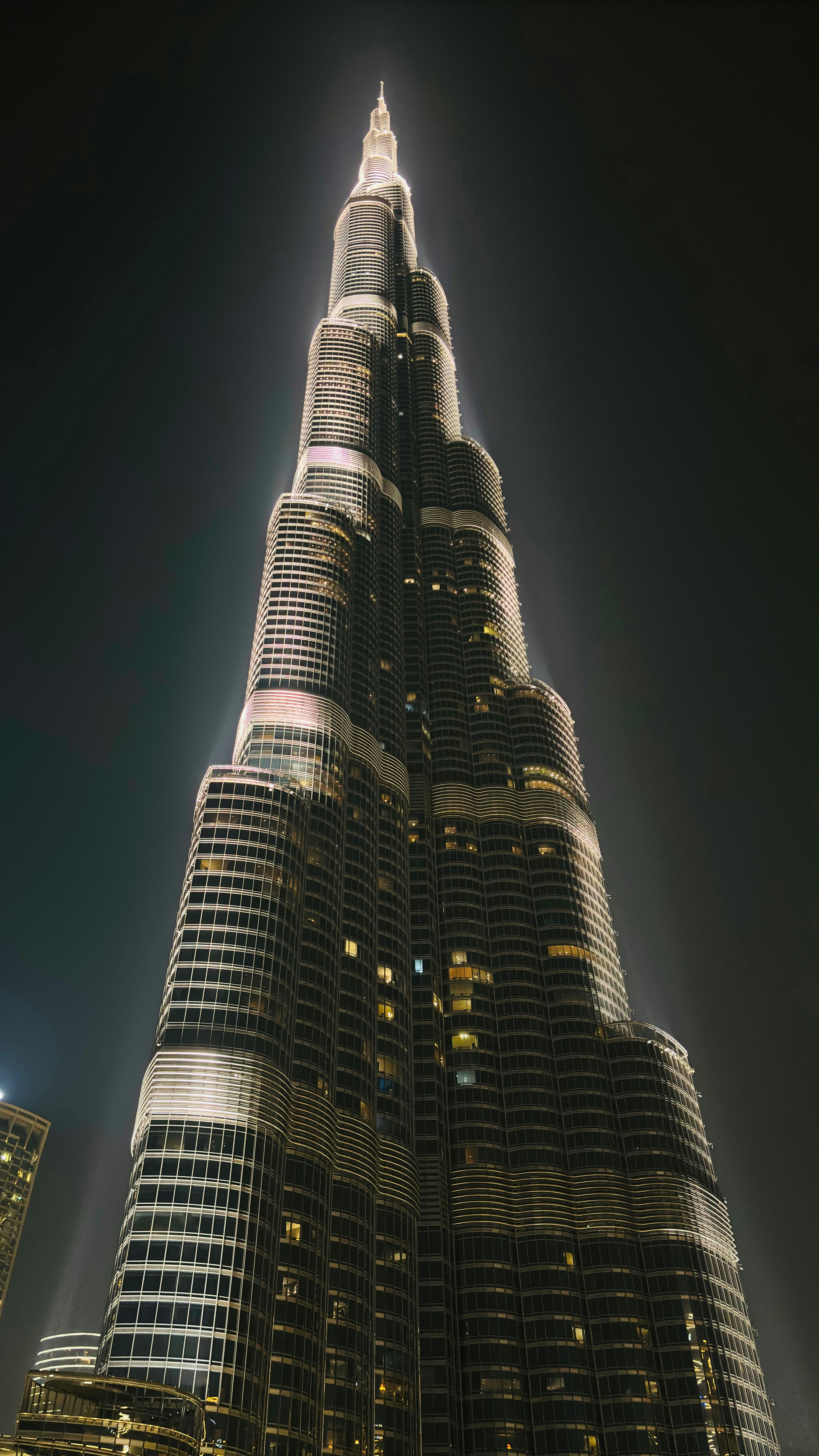 A very tall building in the middle of a city