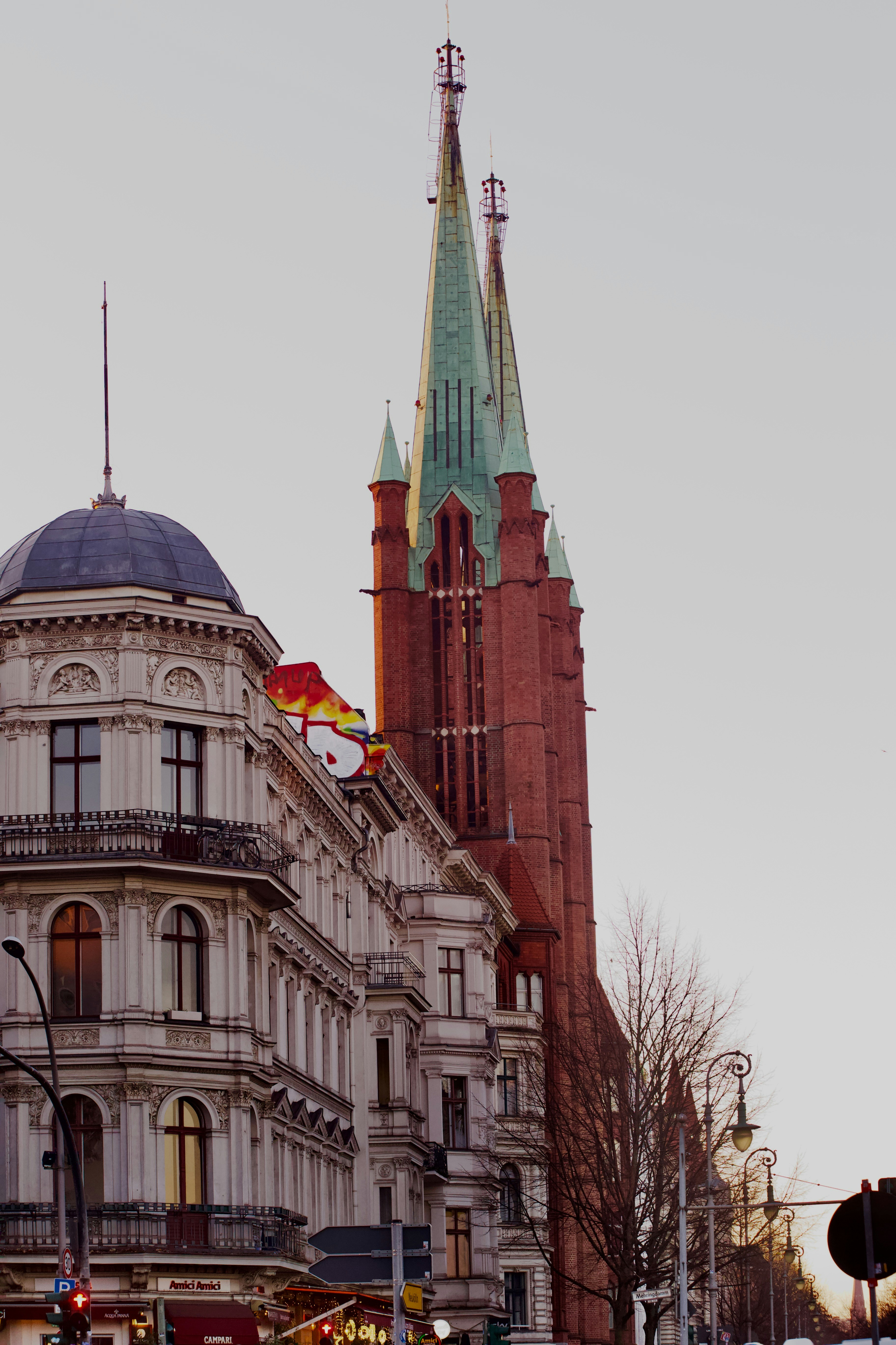 Ein sehr hohes Gebäude mit einer Uhr an der Seite