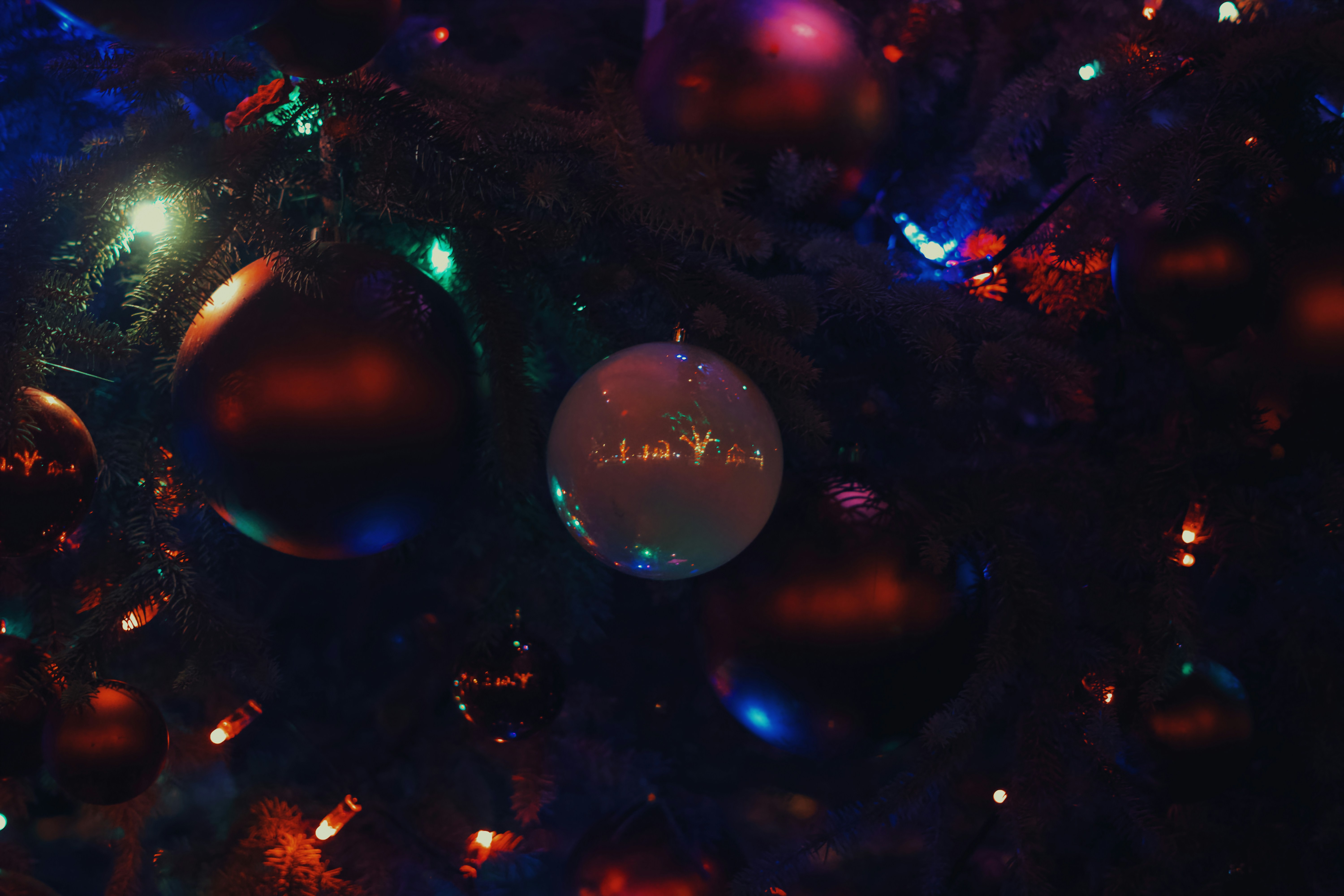 A close up of a christmas tree with ornaments, 