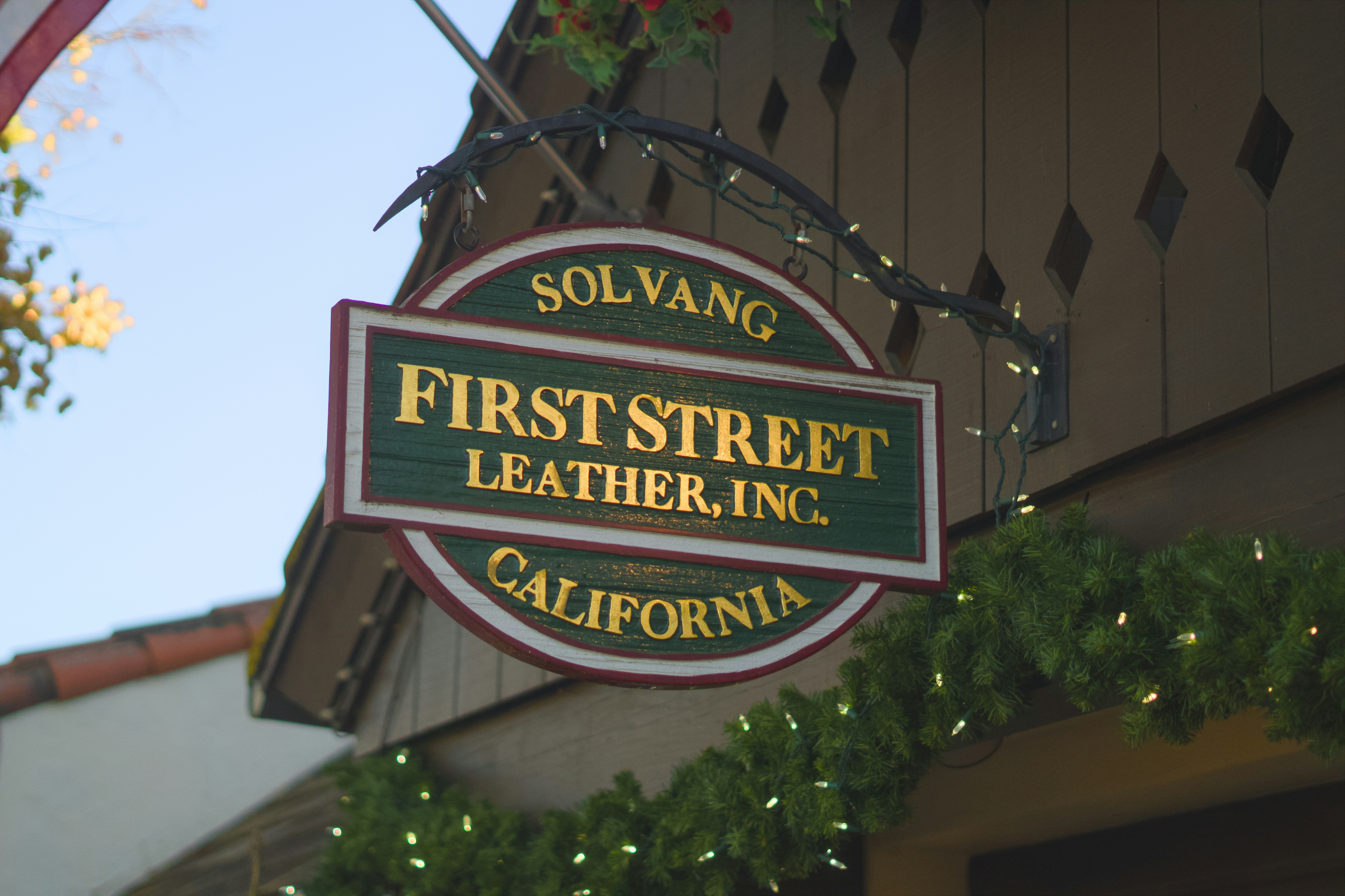 Un letrero para el primer cuero callejero en California