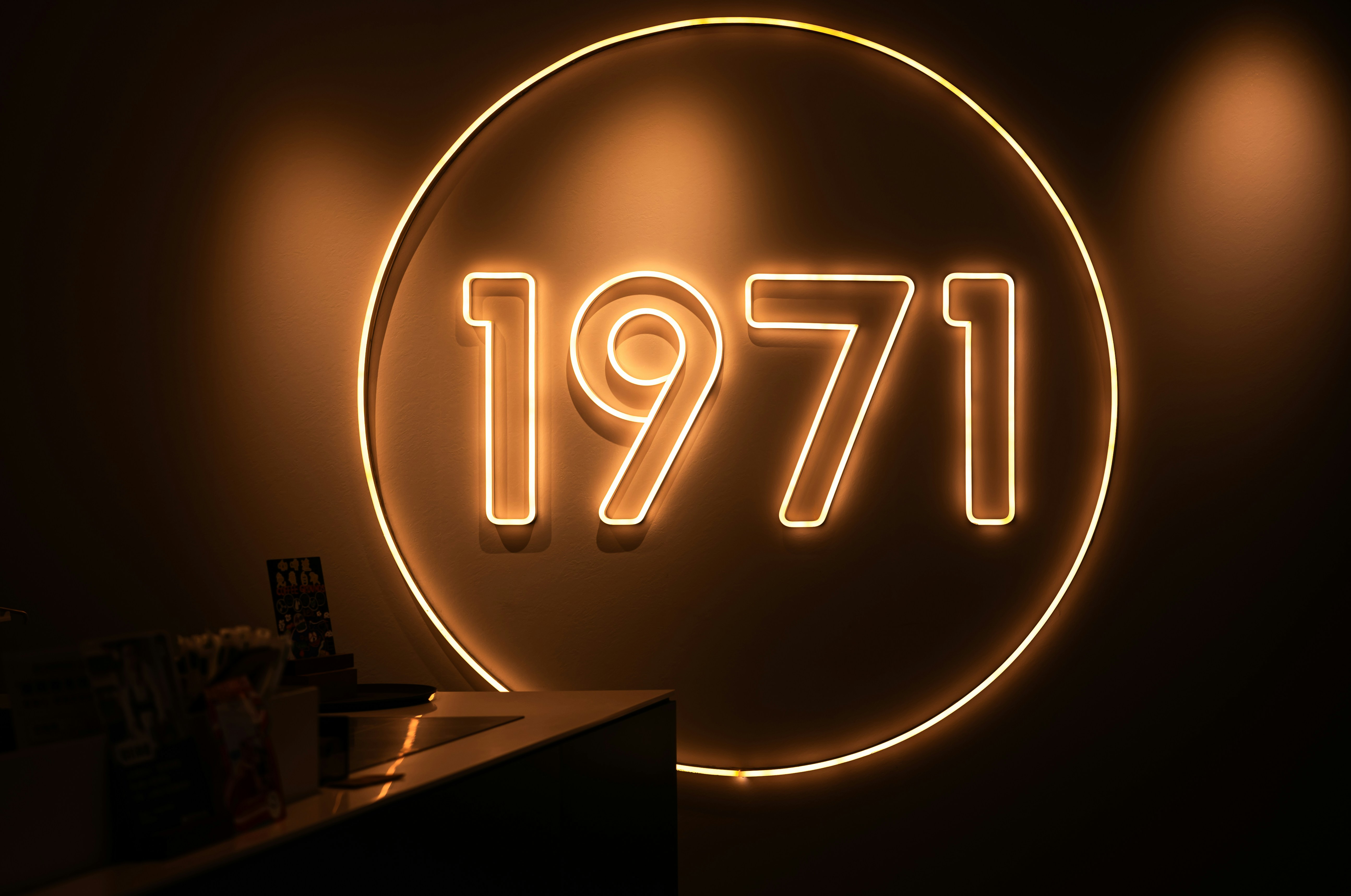 A neon sign that reads 1917 in a circle