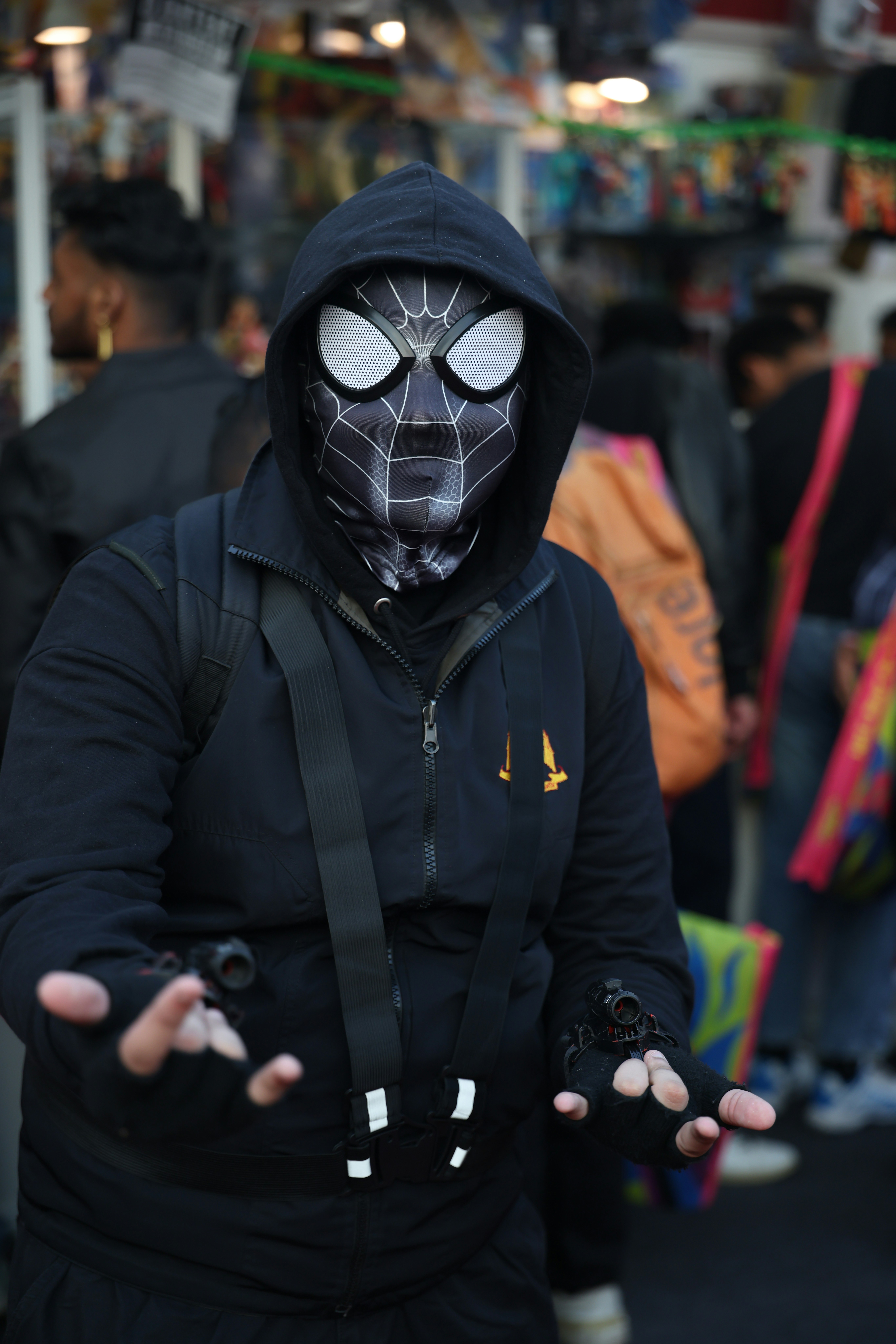 Seseorang yang mengenakan masker dan mengulurkan tangan