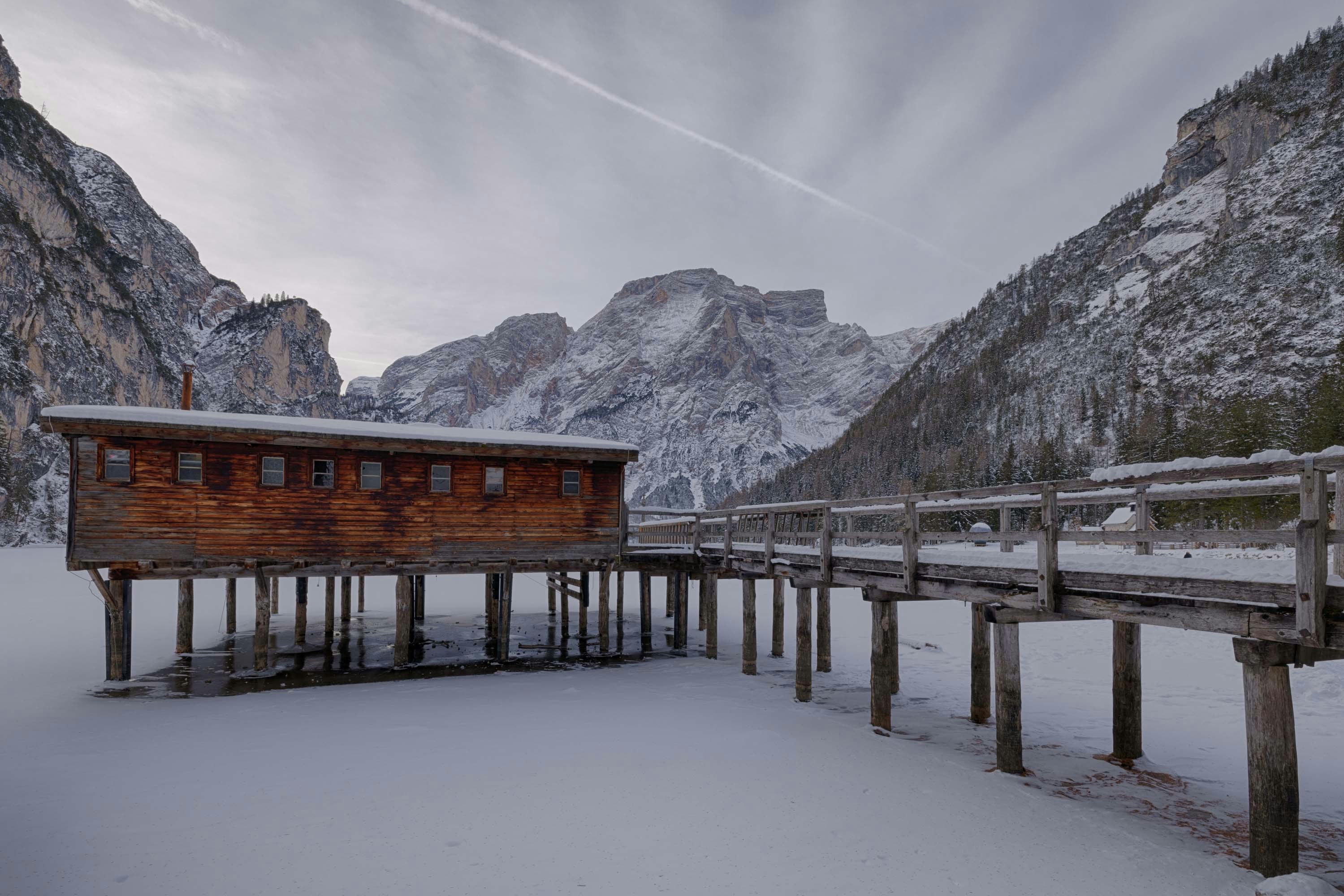 Lake Braies di kaki tebing Dolomites yang bersalju.