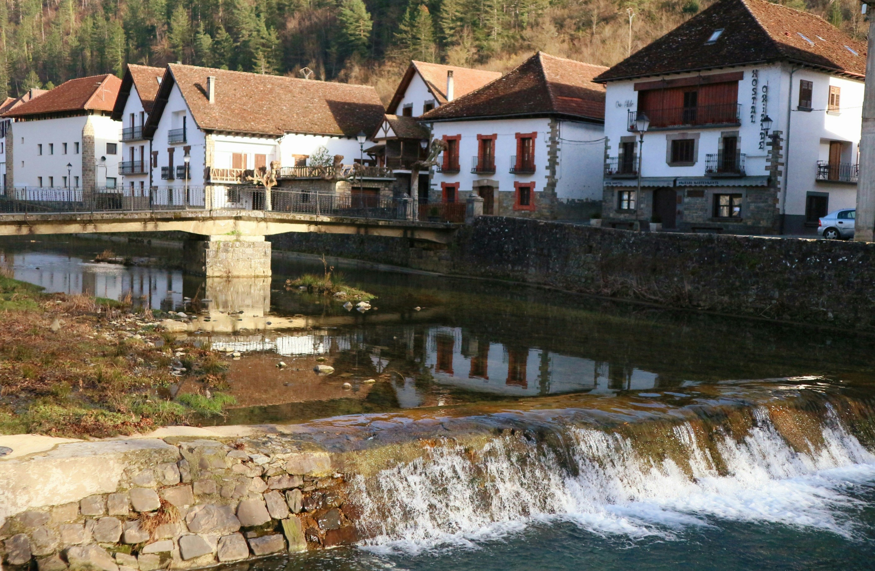Un fiume che attraversa una piccola città vicino a un ponte