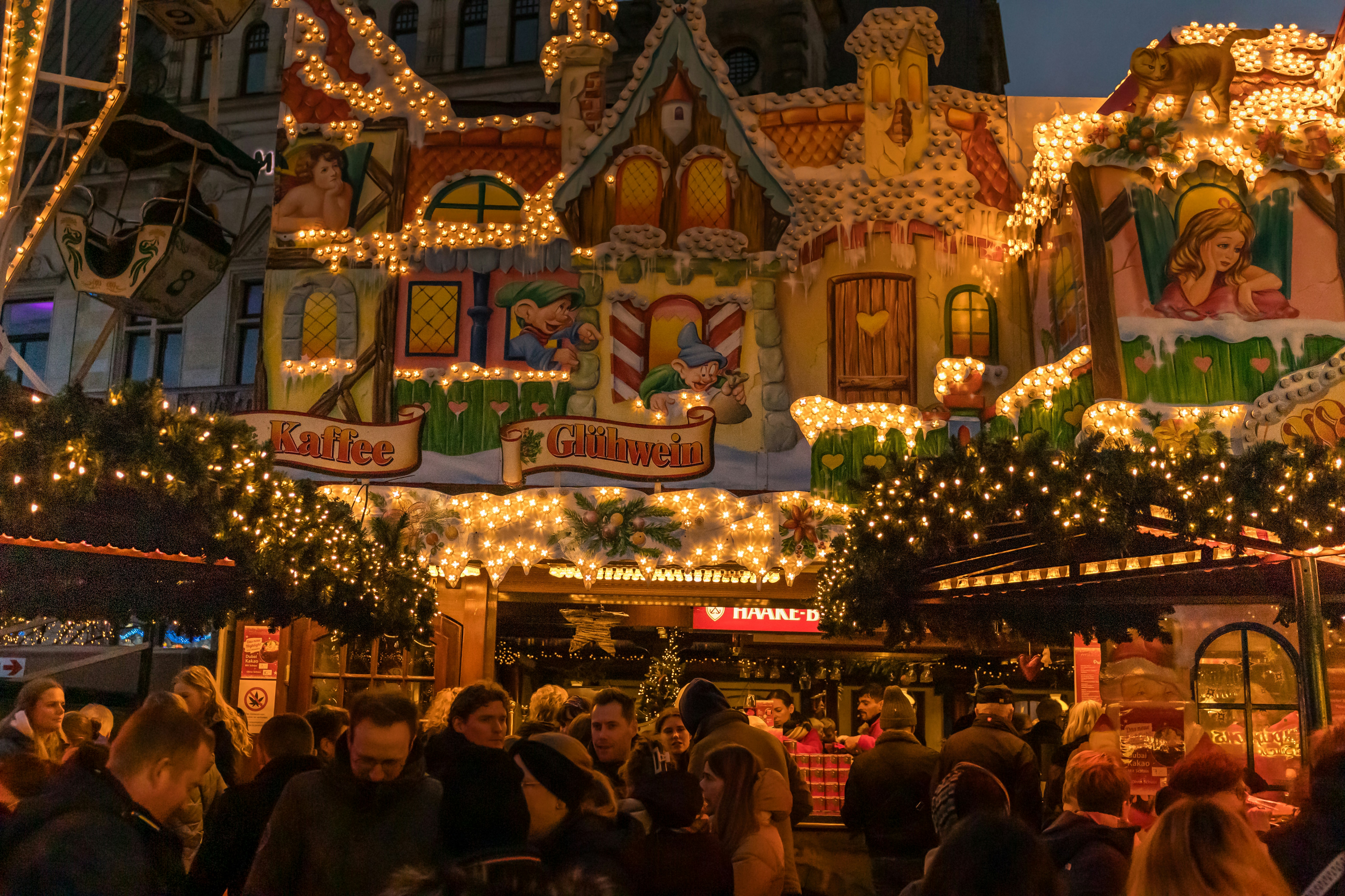 Eine Menschenmenge steht vor einem Gebäude