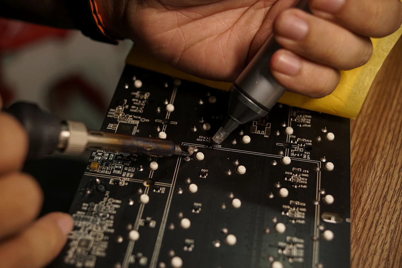 Técnico haciendo microsoldadura sobre una placa en el taller de Núcleo Móvil