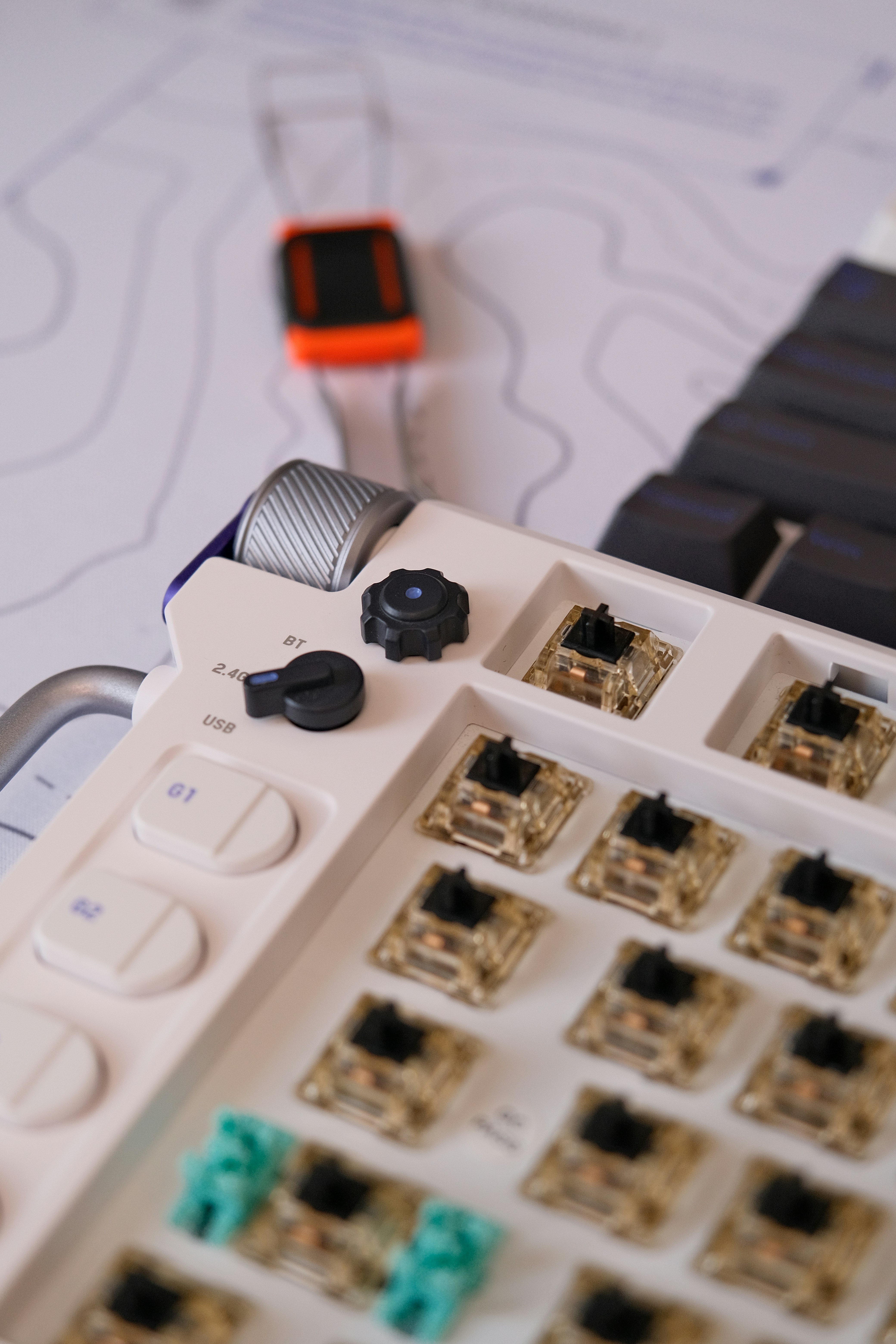 Une calculatrice blanche posée sur une table