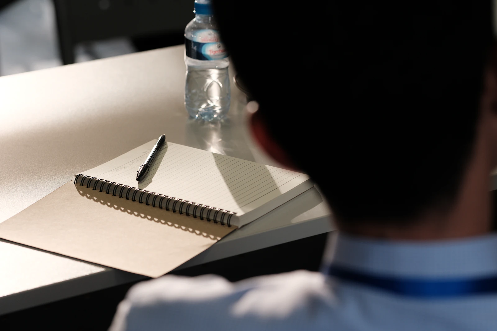 Persona tomando notas durante una sesión de estudio