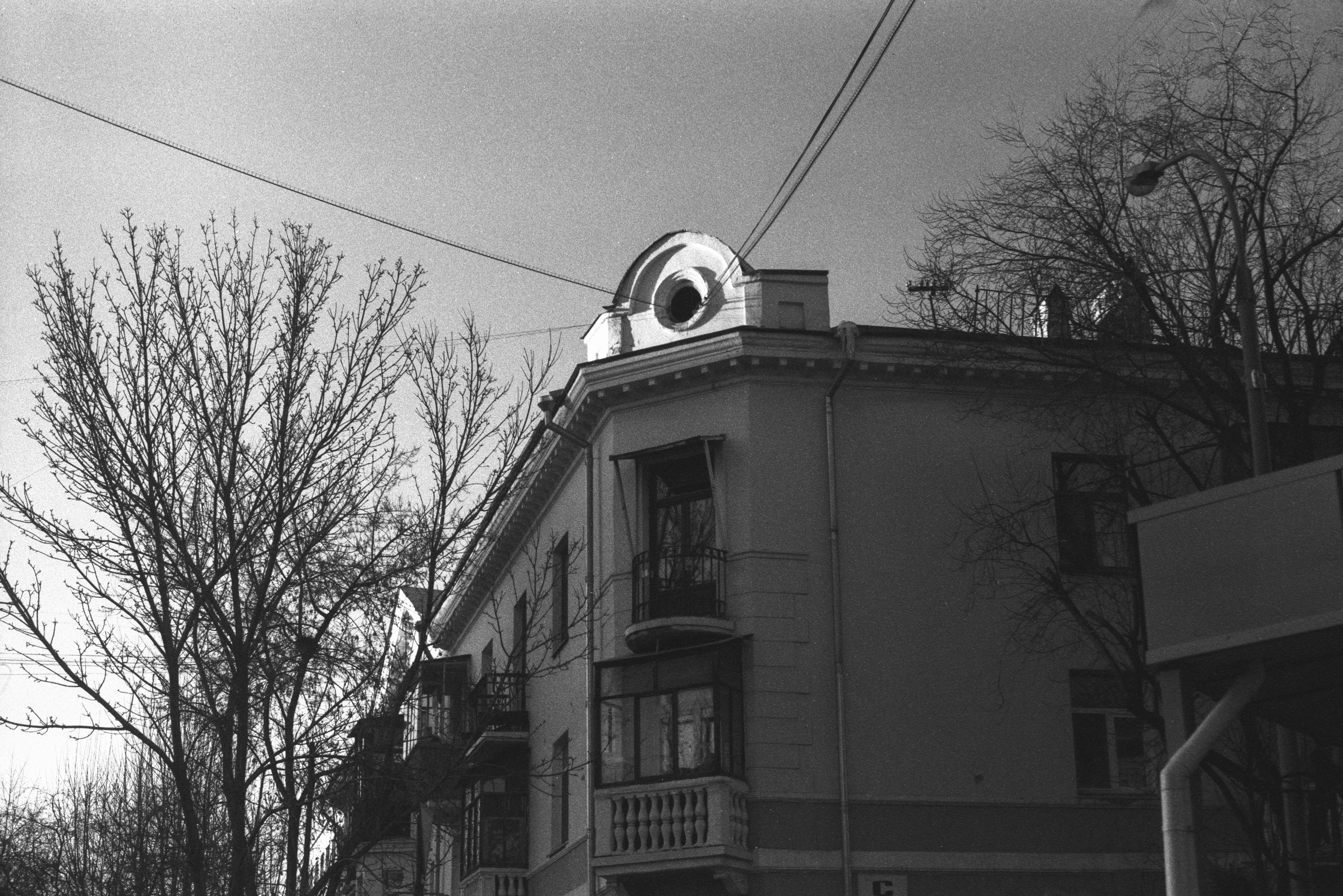 Une photo en noir et blanc d’un bâtiment avec une horloge