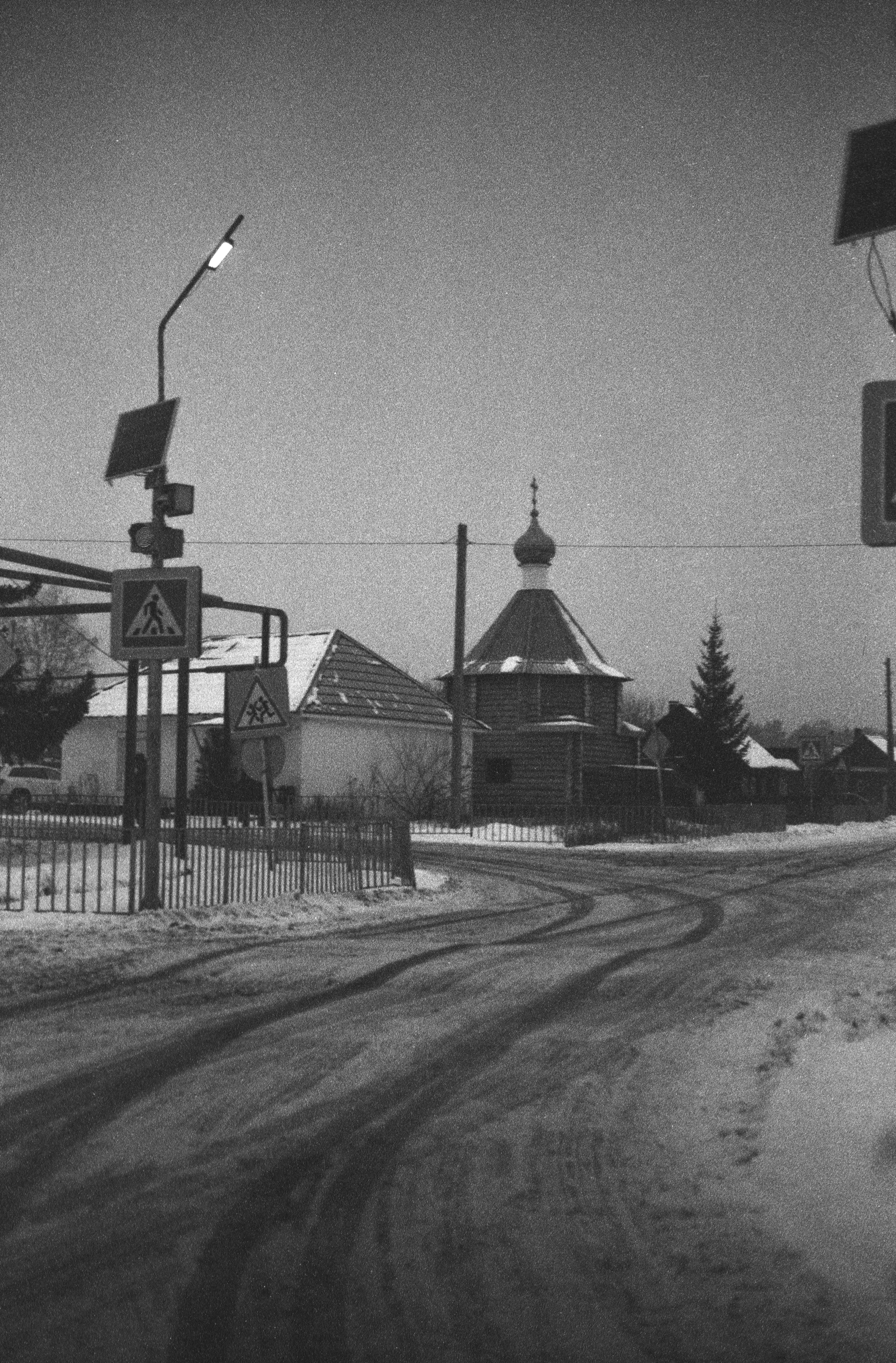 Une photo en noir et blanc d’une rue enneigée