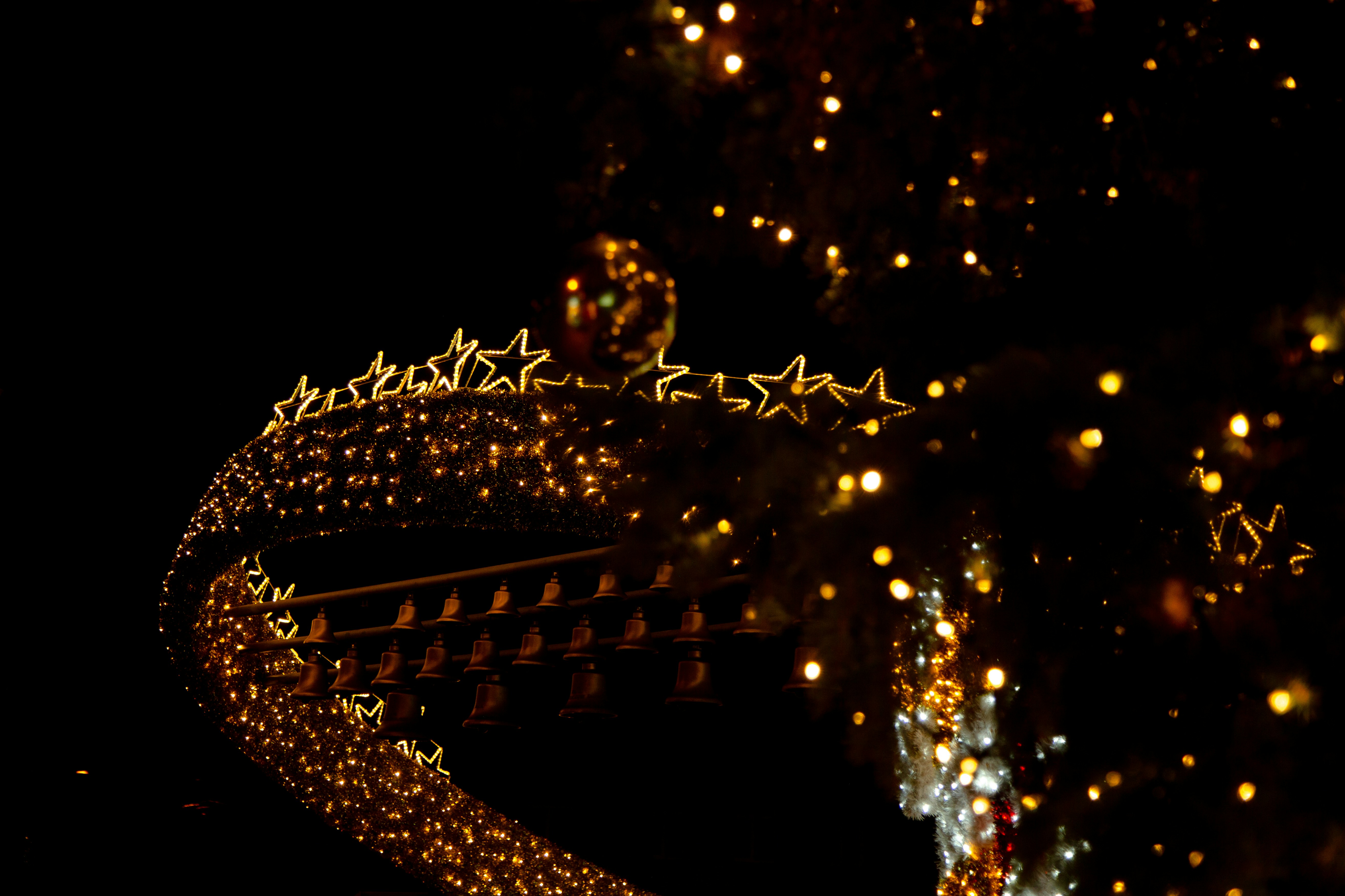 Un edificio molto alto con molte luci
