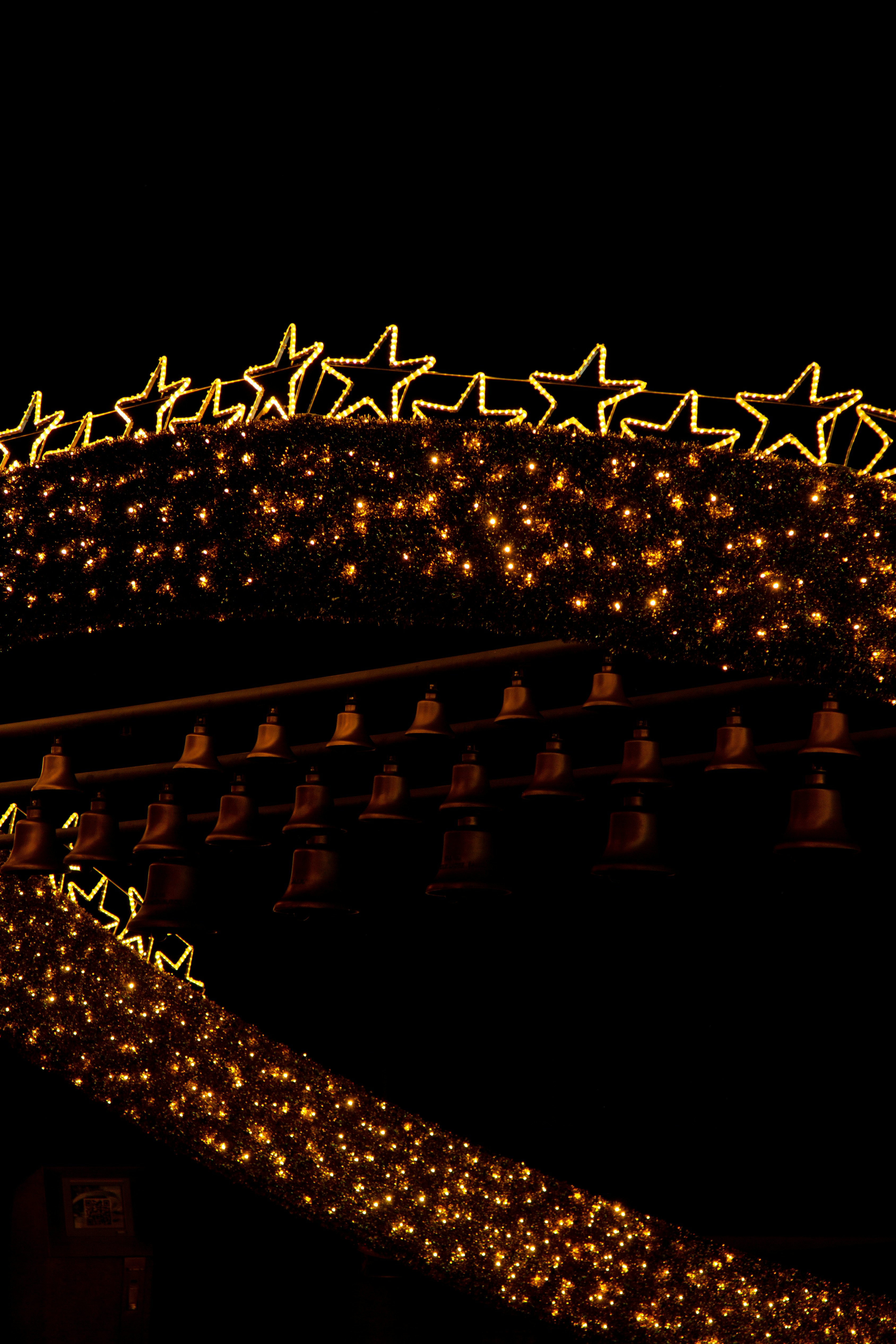 Un albero di Natale illuminato con delle stelle