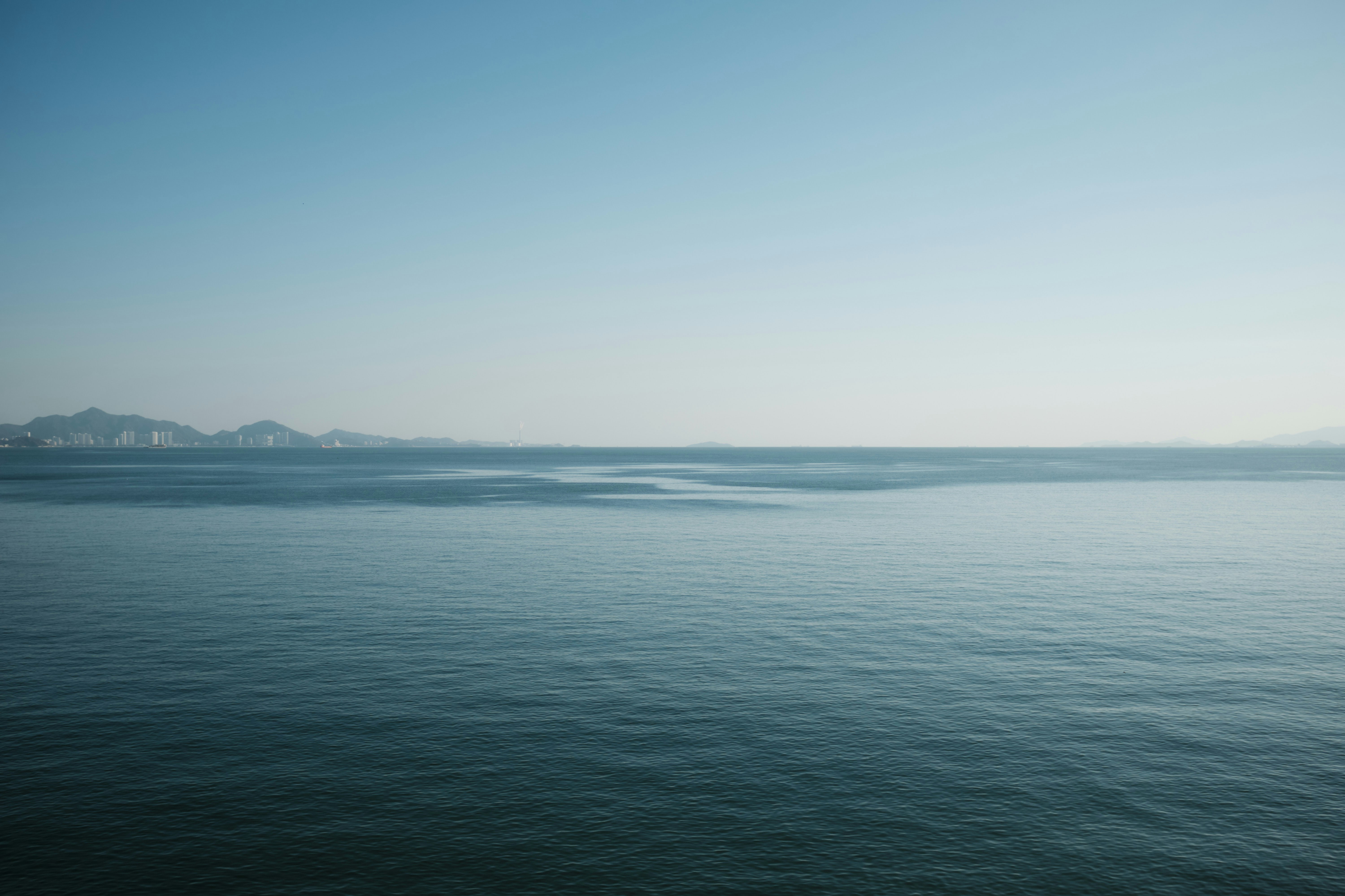 A blurry photo of a body of water